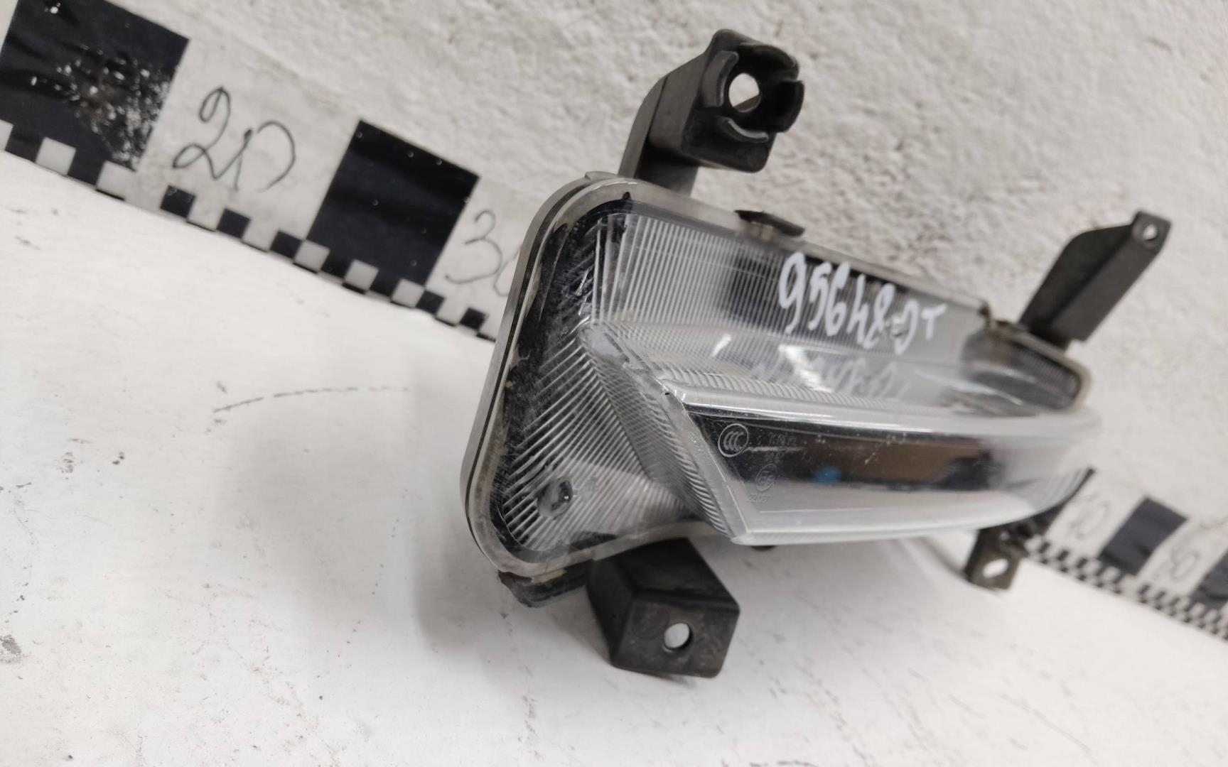 Фара противотуманная левая