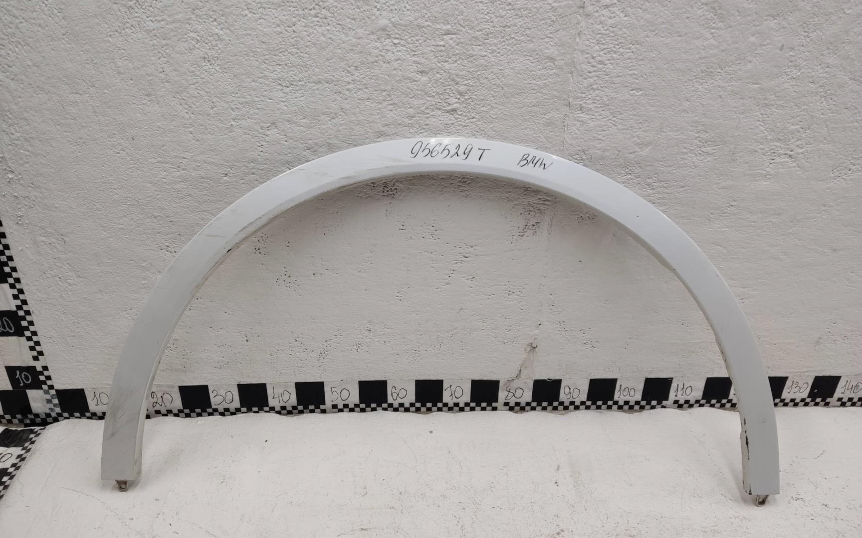 Накладка переднего крыла правого