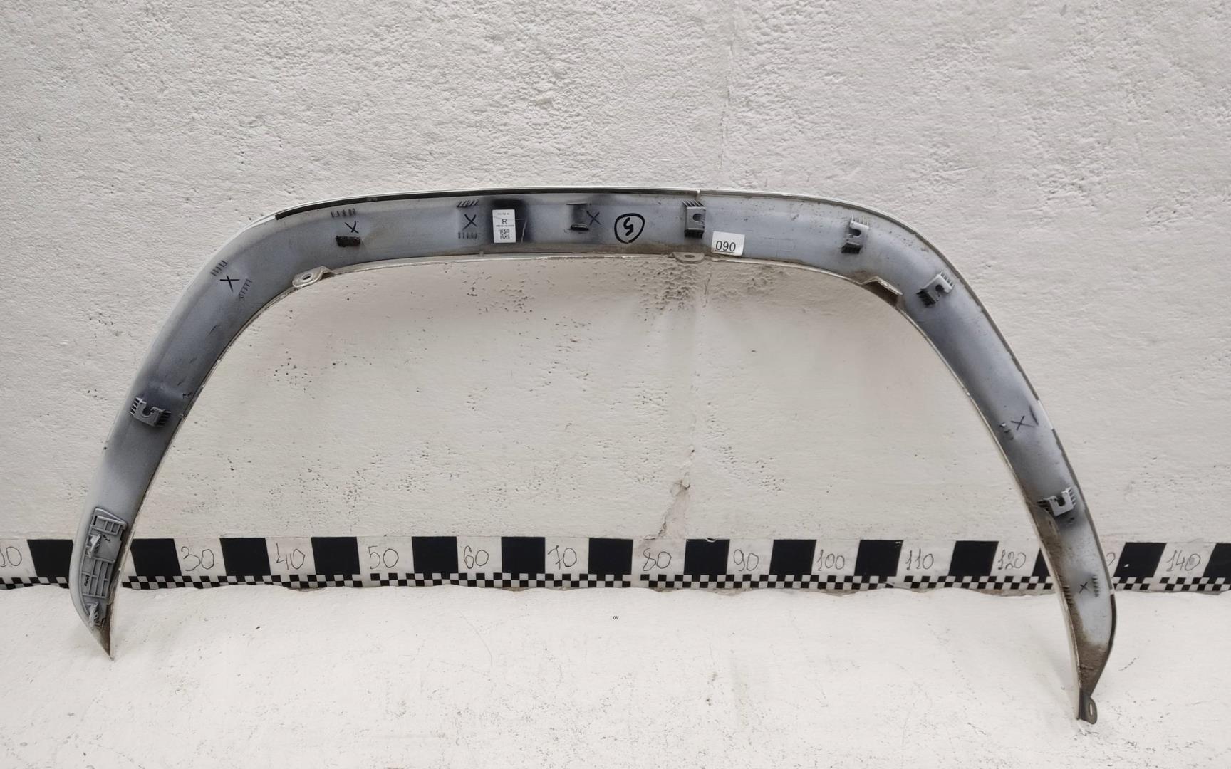 Накладка переднего крыла правого