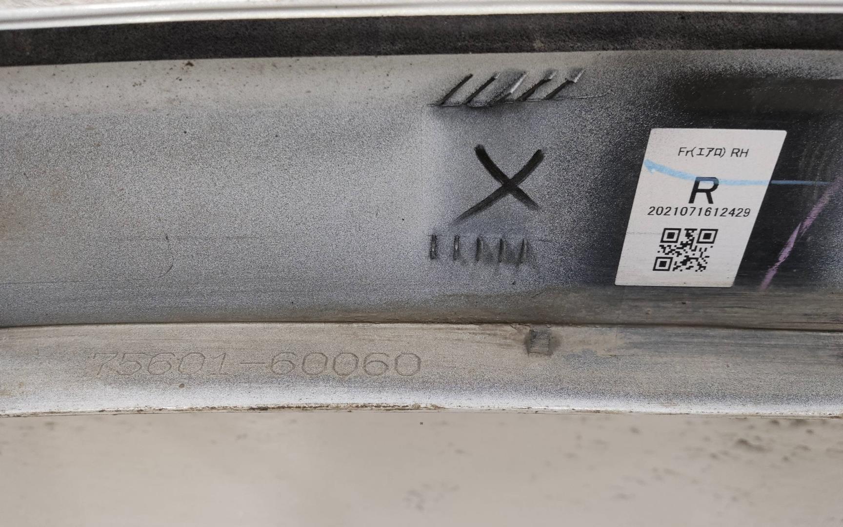 Накладка переднего крыла правого