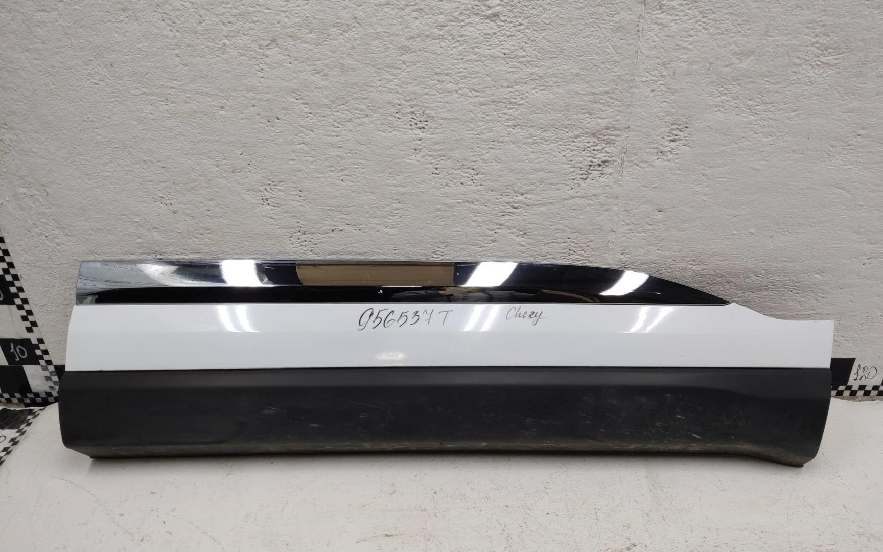 Накладка двери передней правой