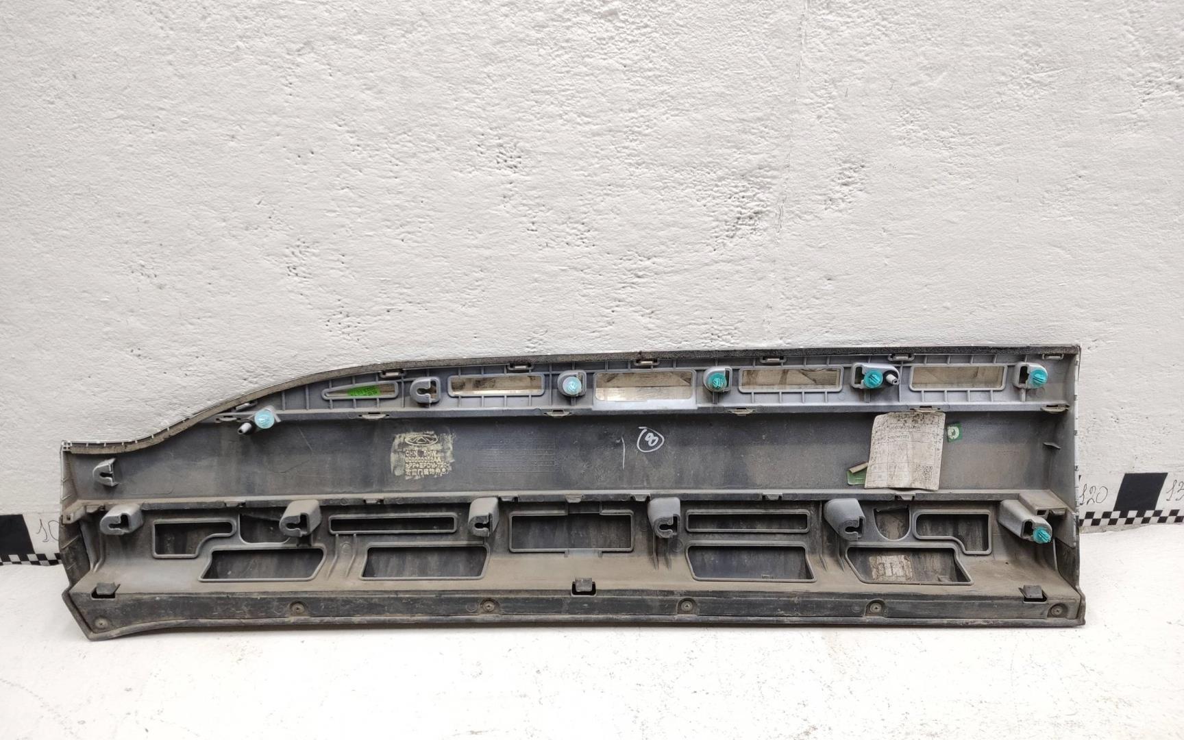 Накладка двери передней правой