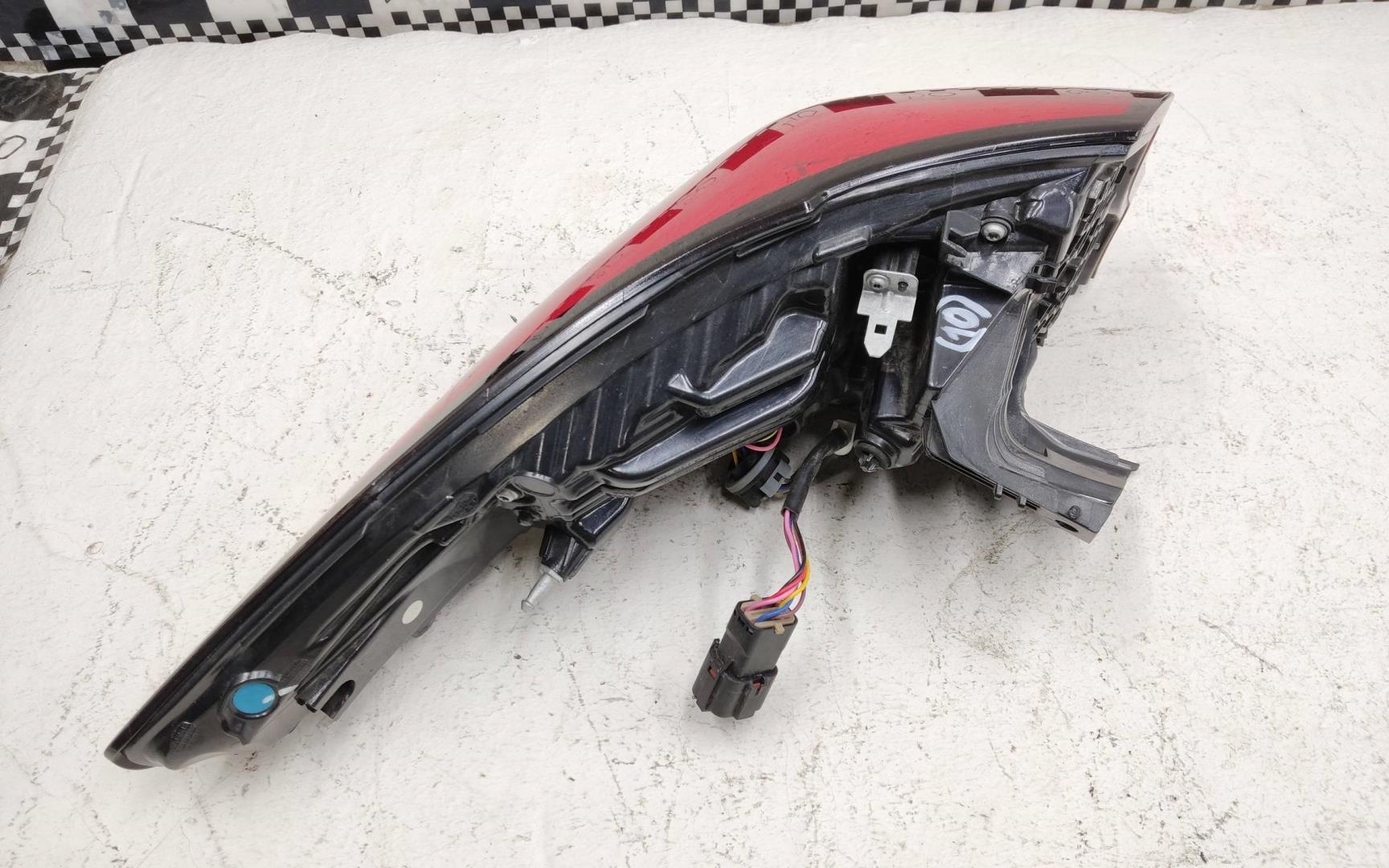 Фонарь задний наружный правый