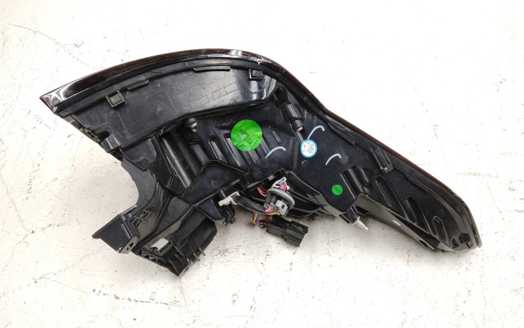 Фонарь задний наружный правый