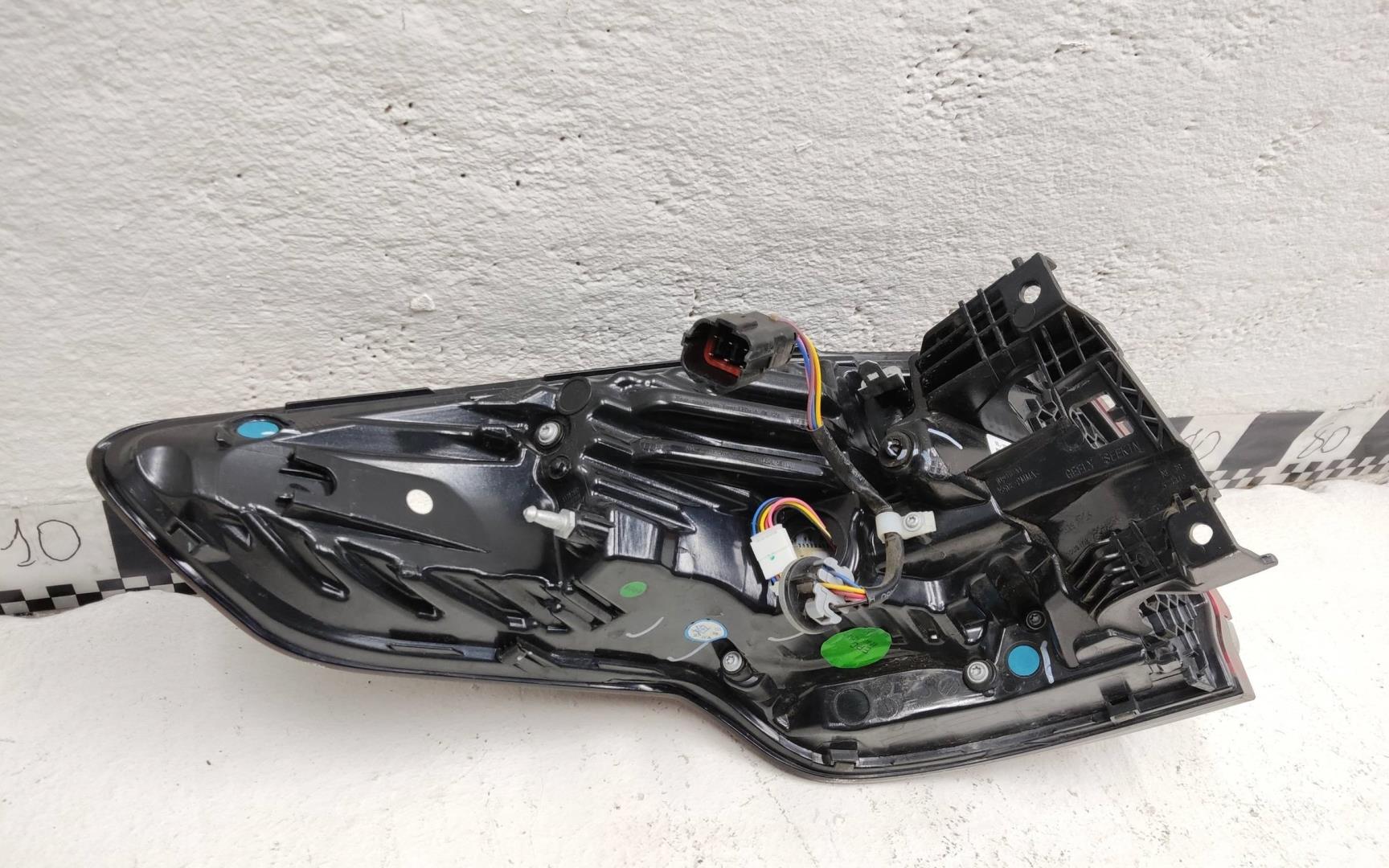 Фонарь задний наружный правый