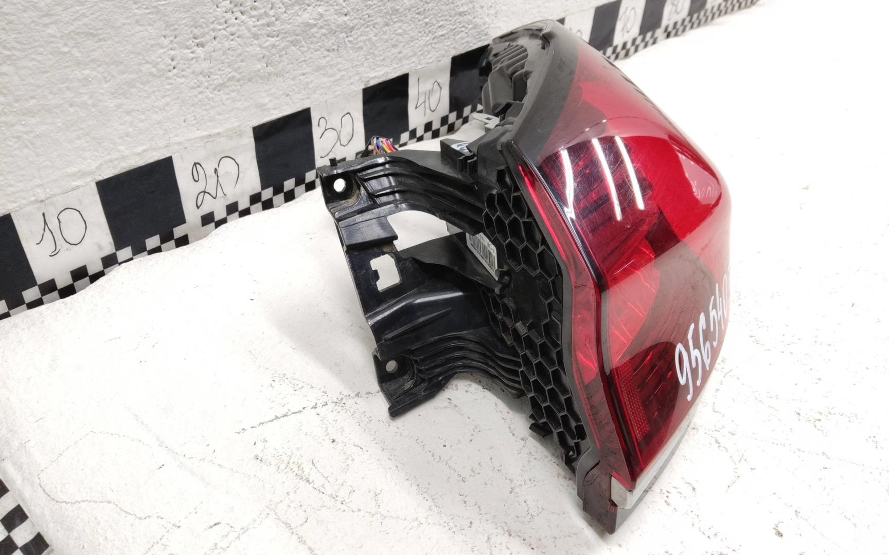 Фонарь задний наружный правый