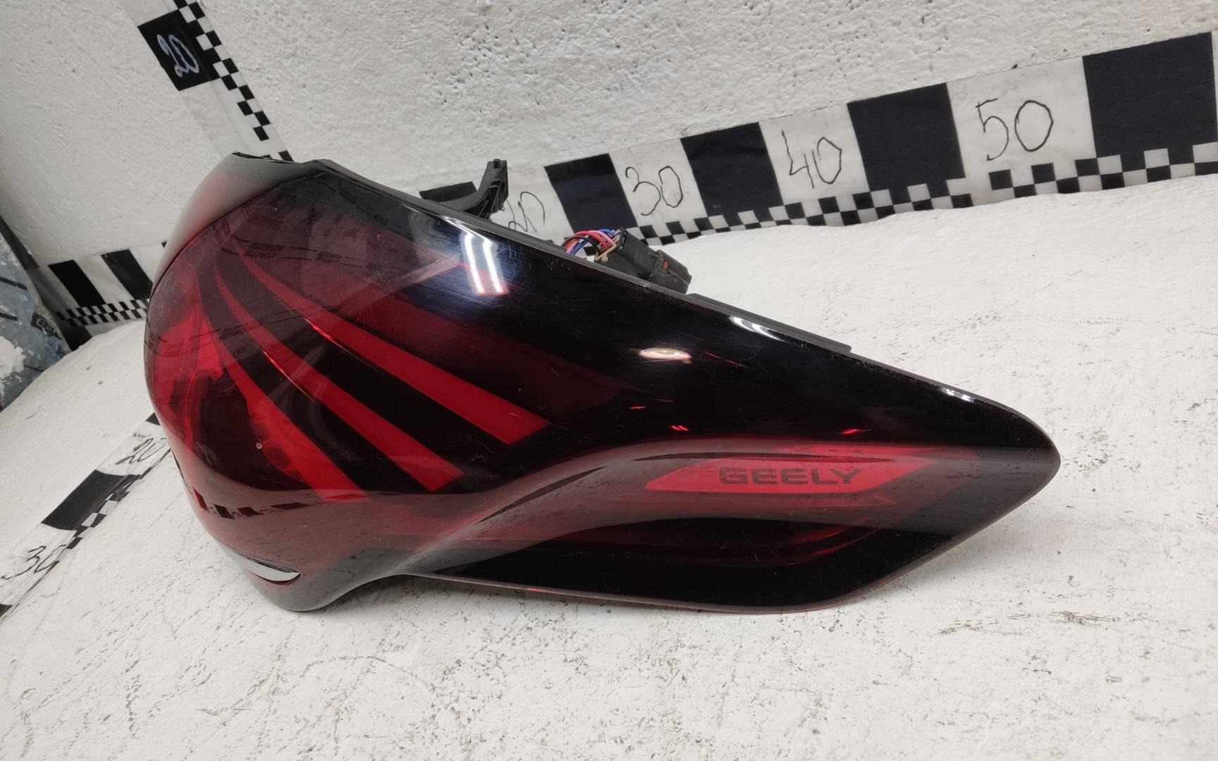 Фонарь задний наружный правый