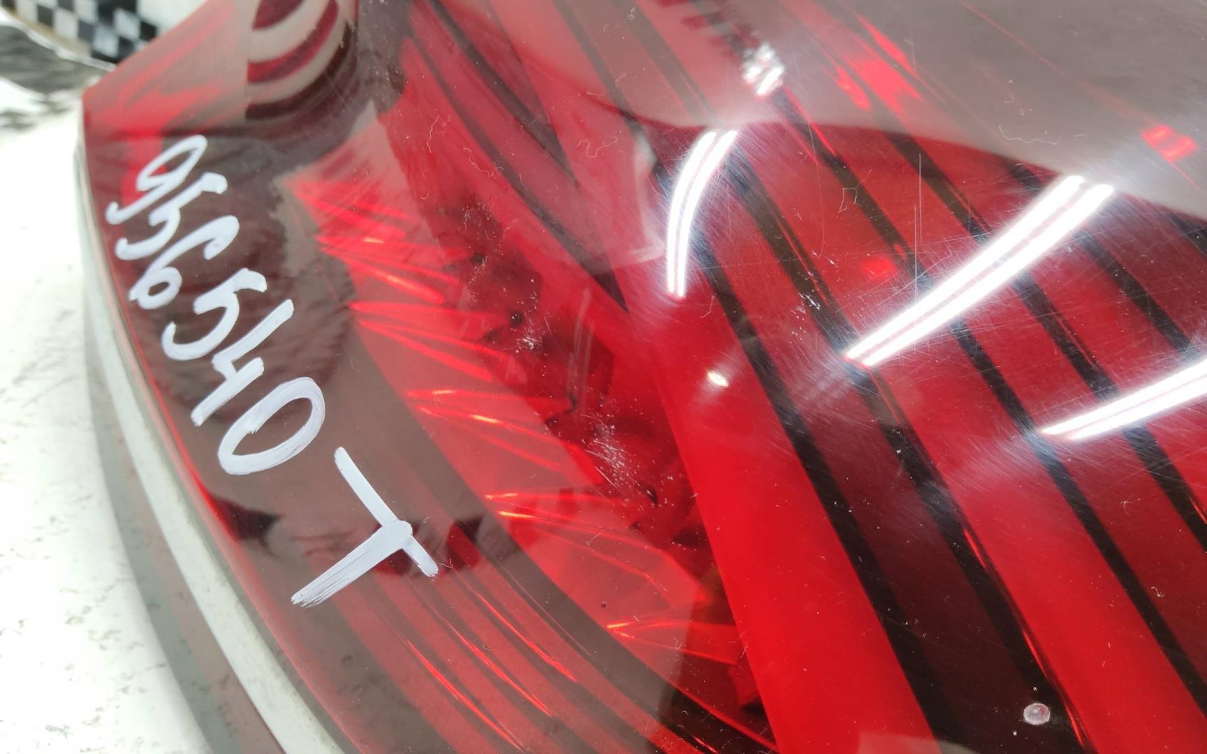 Фонарь задний наружный правый