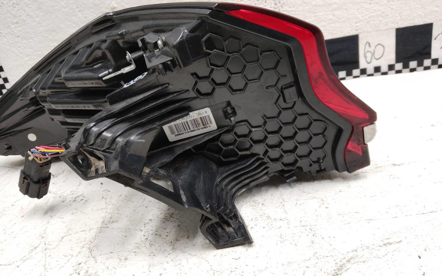 Фонарь задний наружный правый