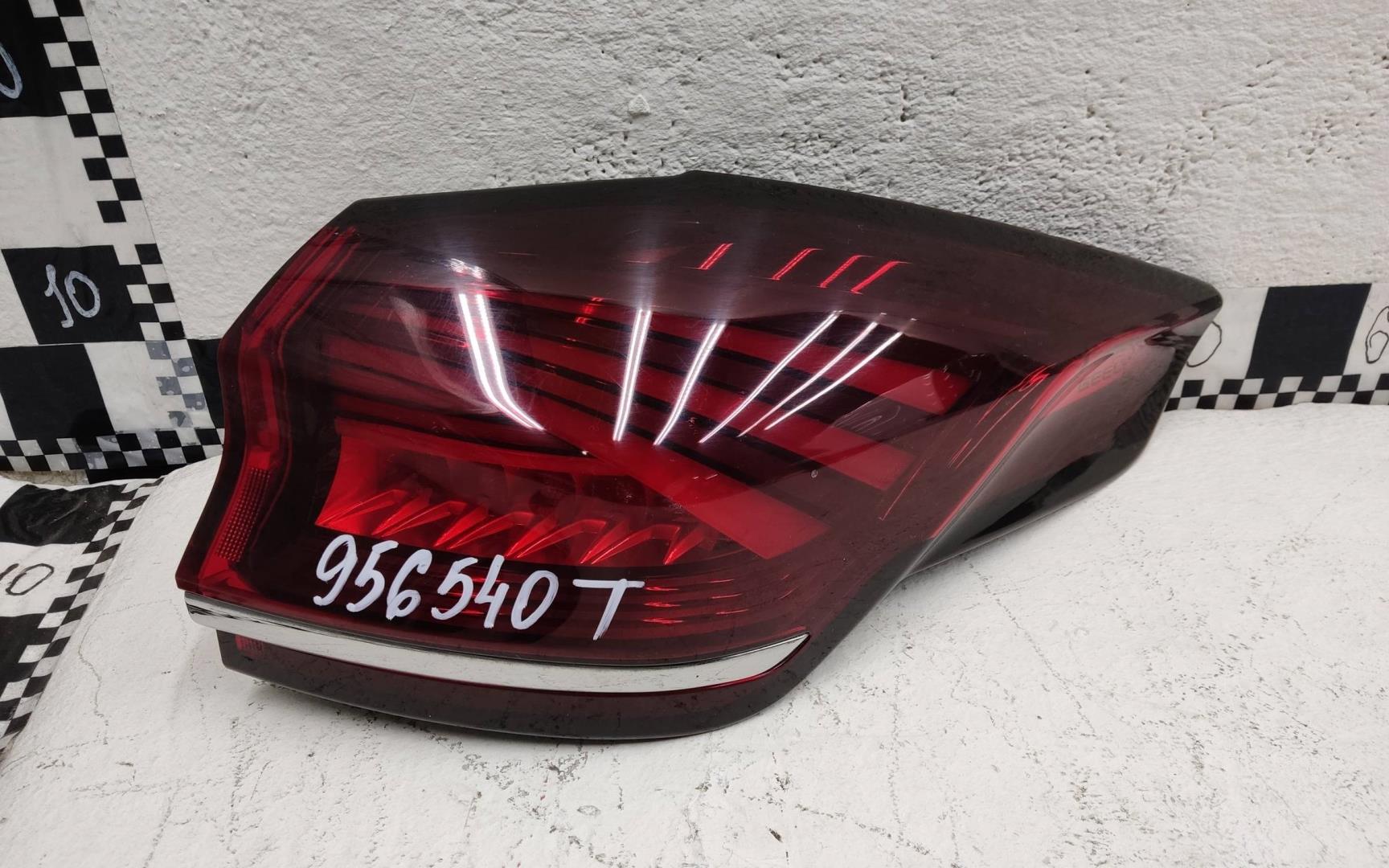 Фонарь задний наружный правый