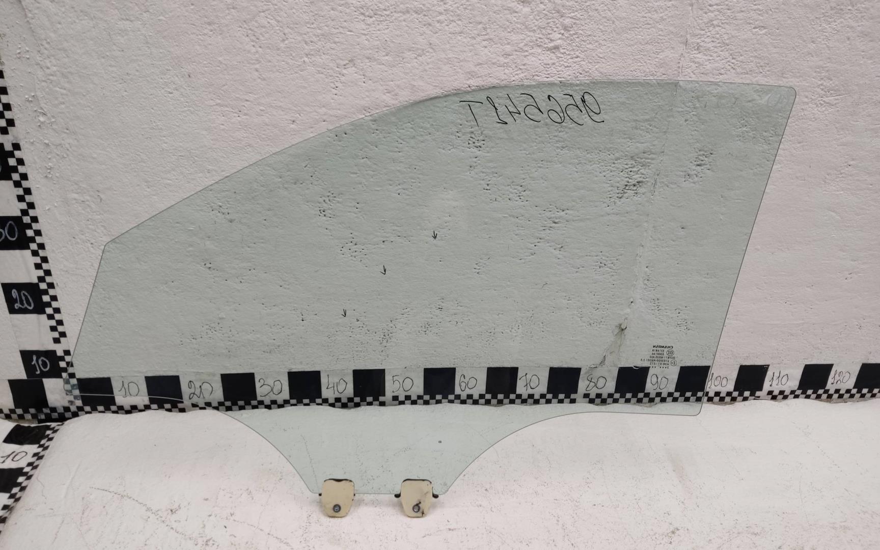 Стекло двери передней правой