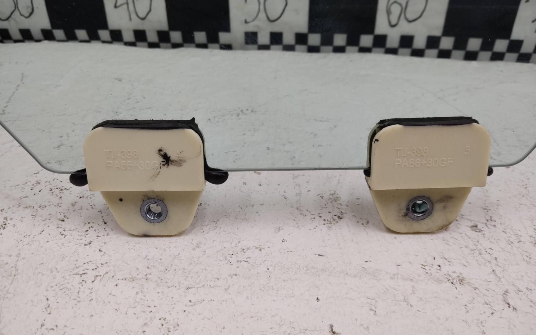 Стекло двери передней правой