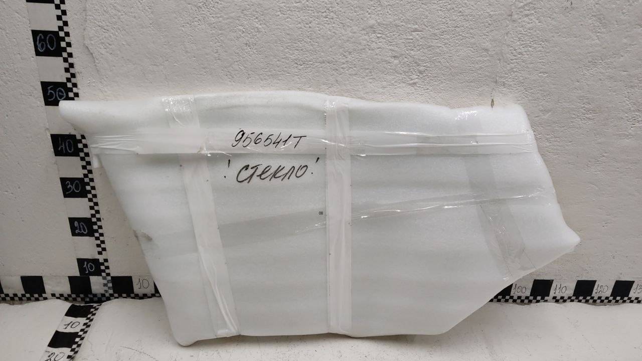 Стекло двери передней правой