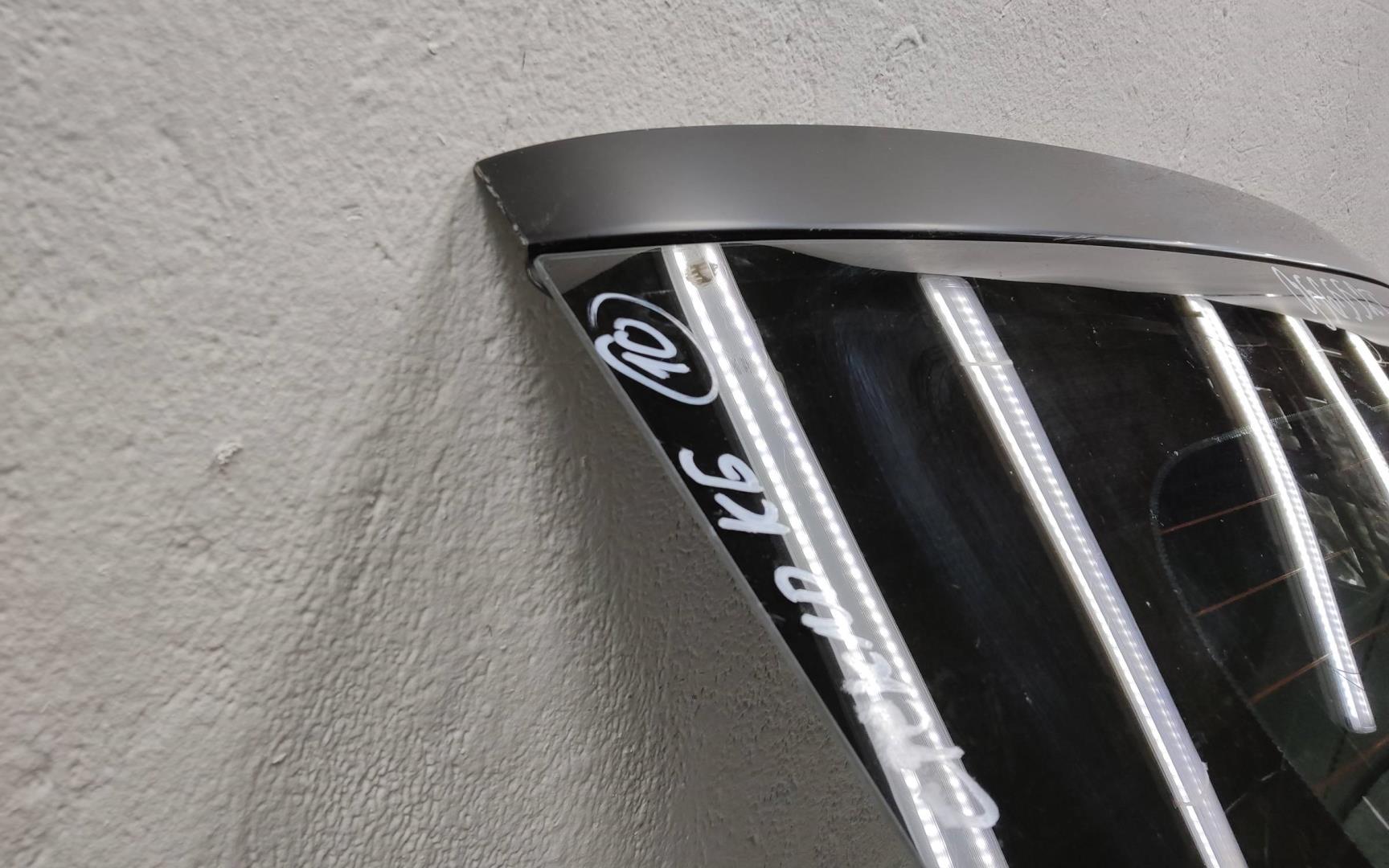 Стекло двери багажника