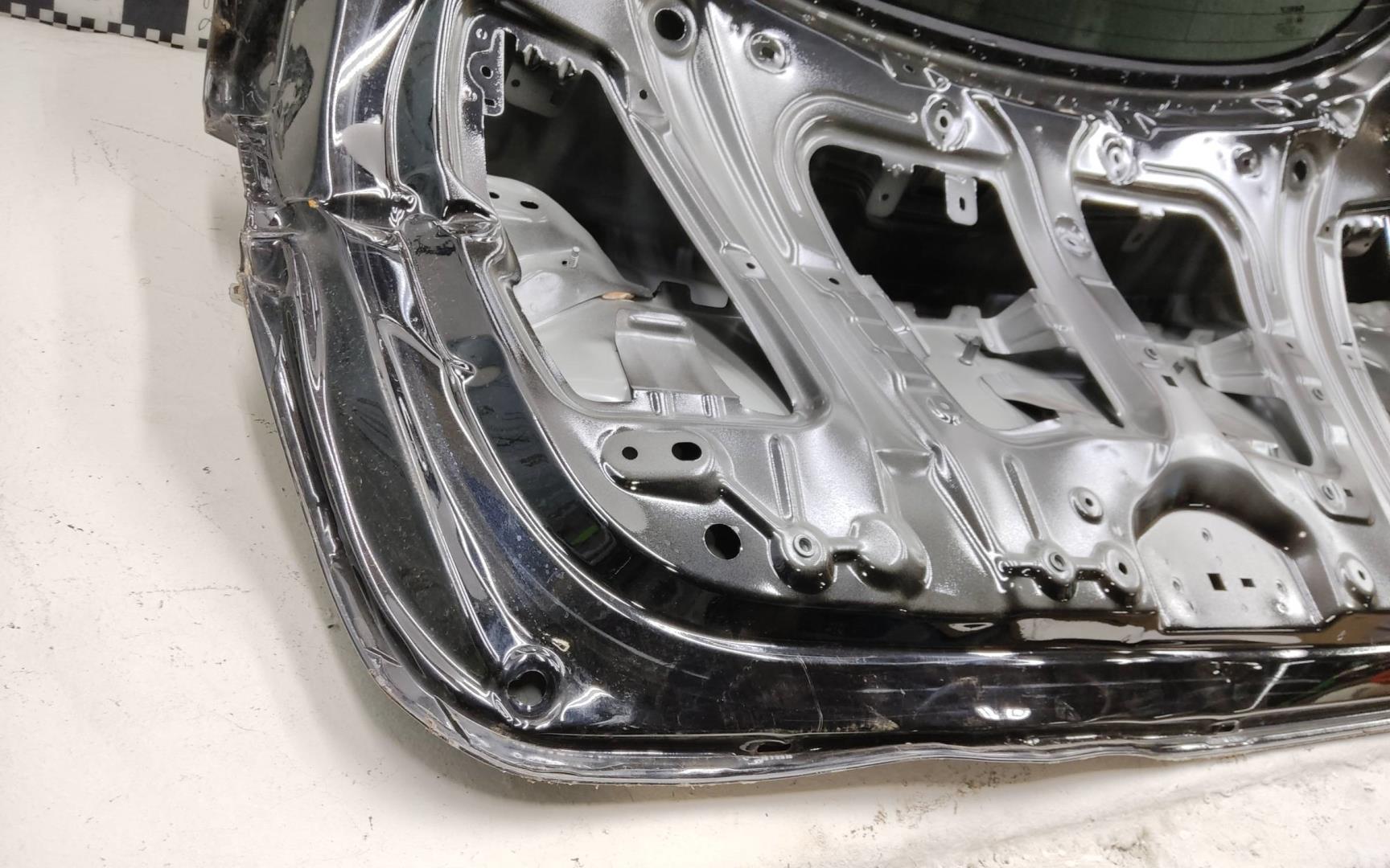 Стекло двери багажника