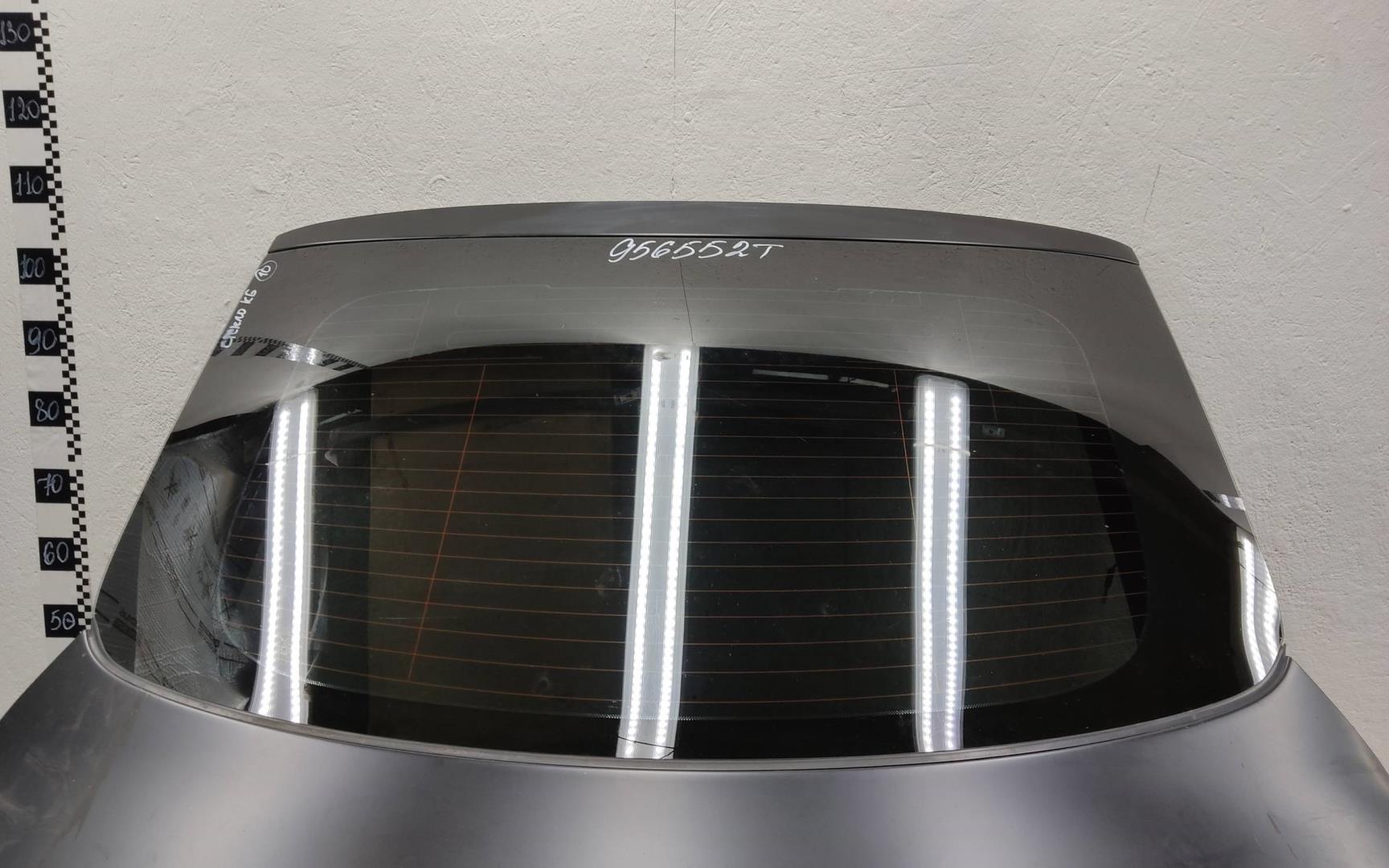 Стекло двери багажника