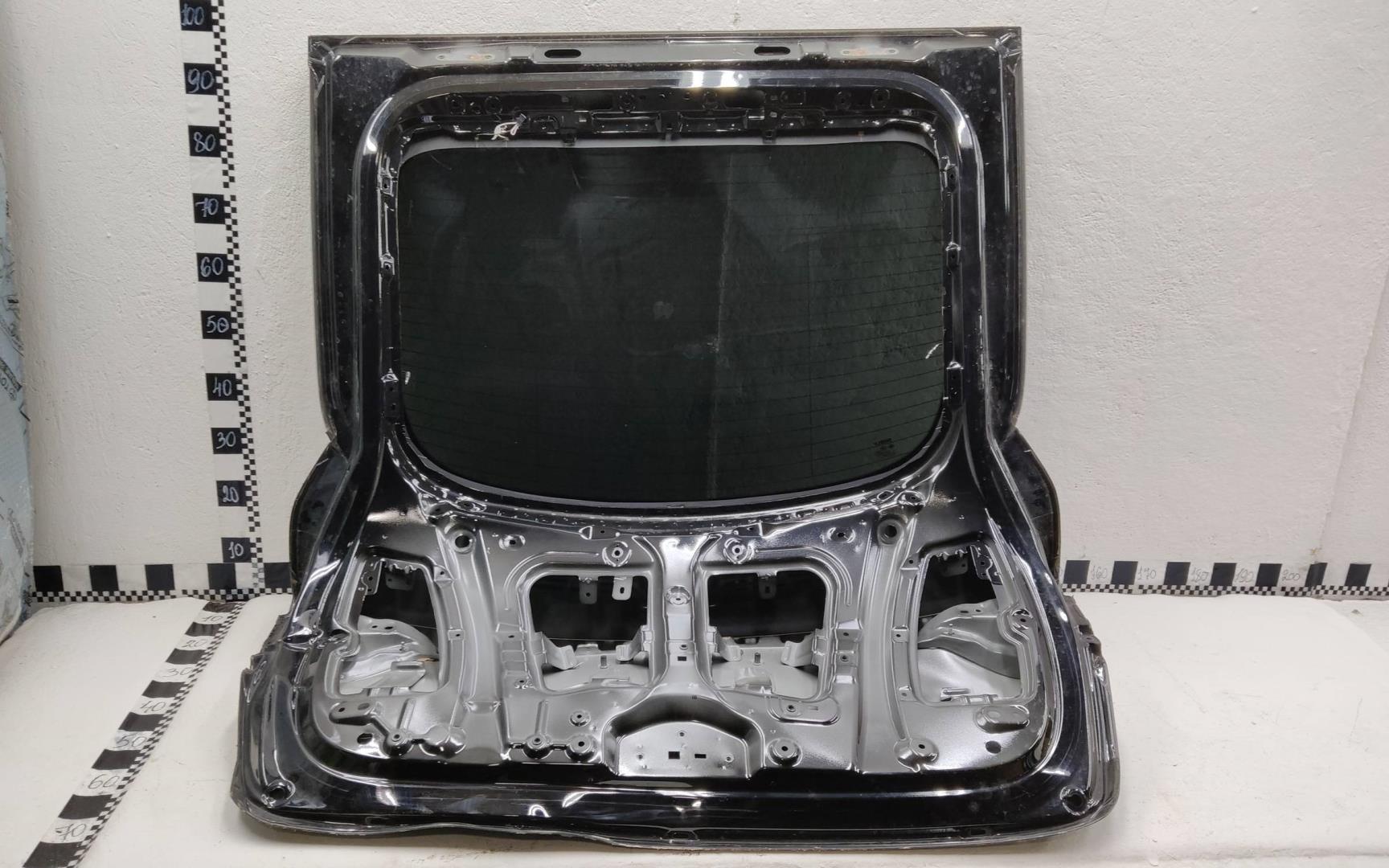 Стекло двери багажника