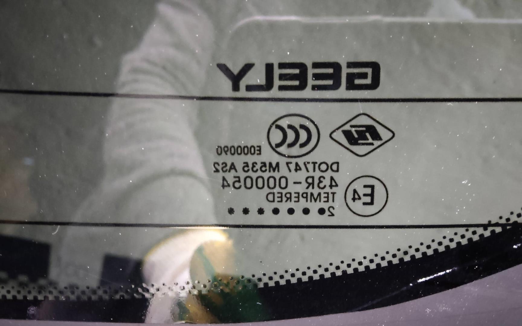 Стекло двери багажника