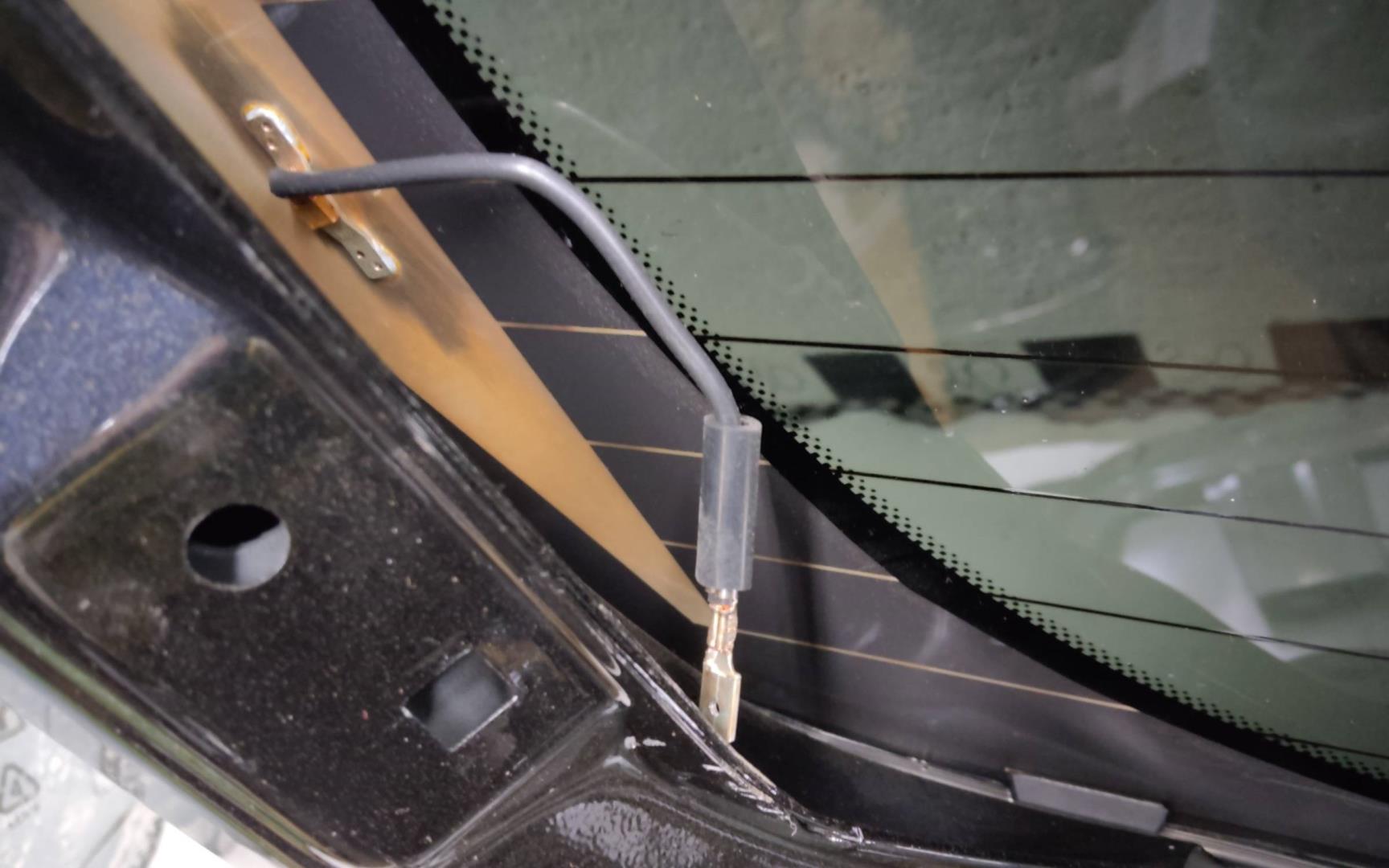 Стекло двери багажника