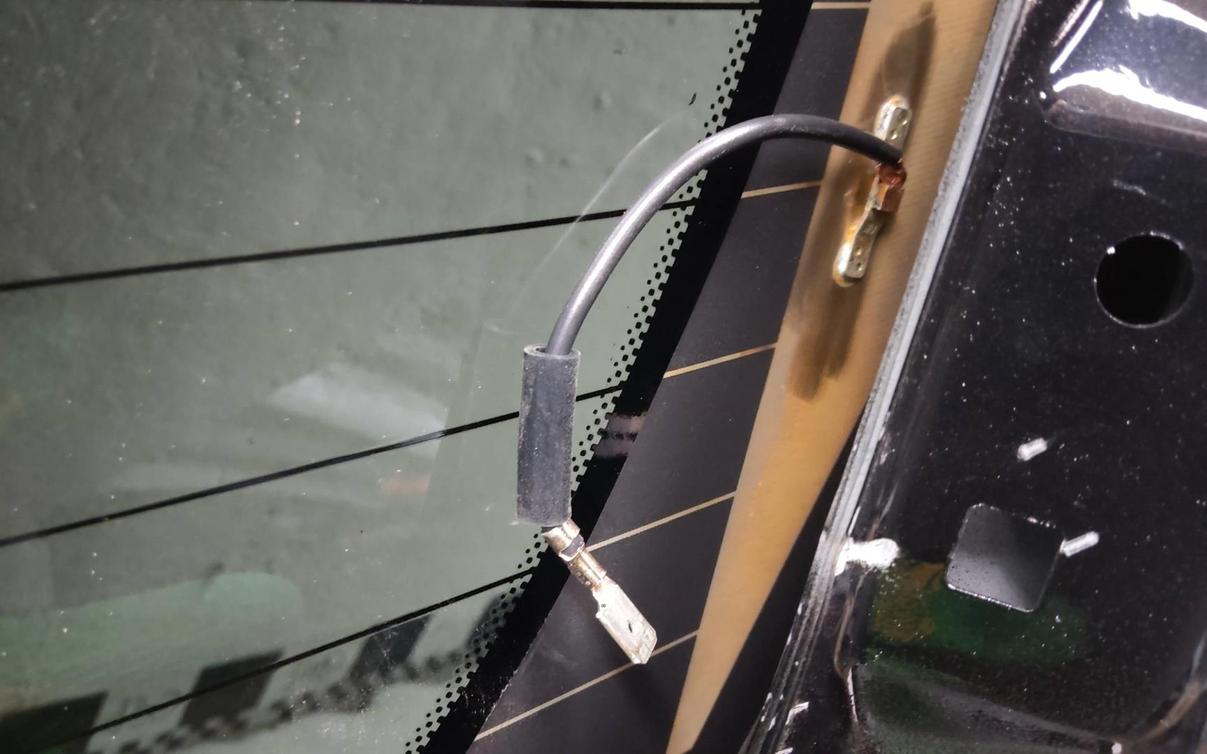 Стекло двери багажника