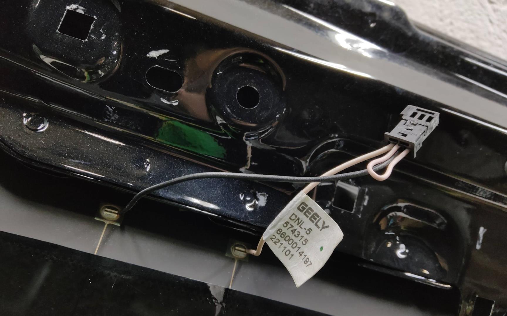 Стекло двери багажника