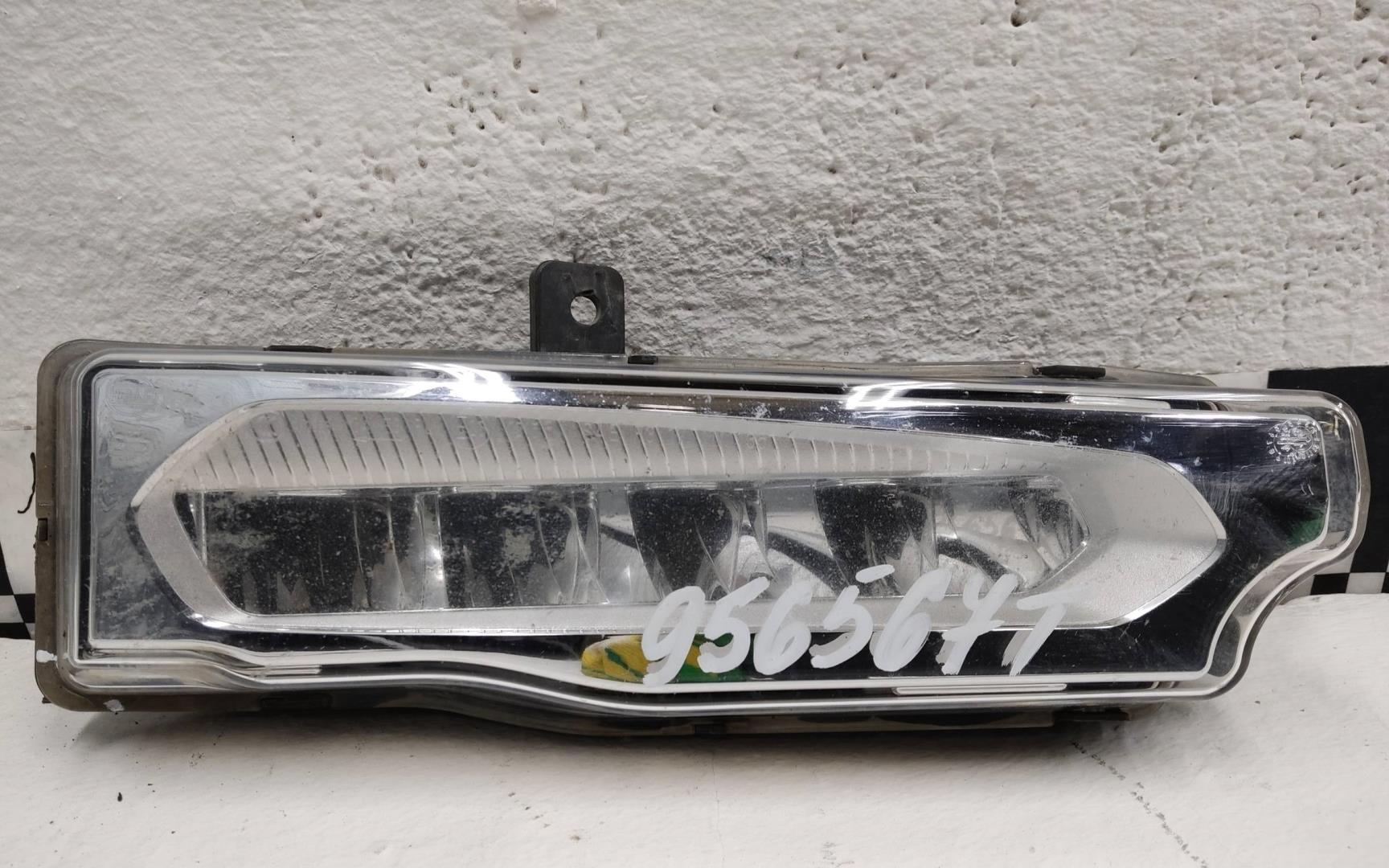 Фара противотуманная правая