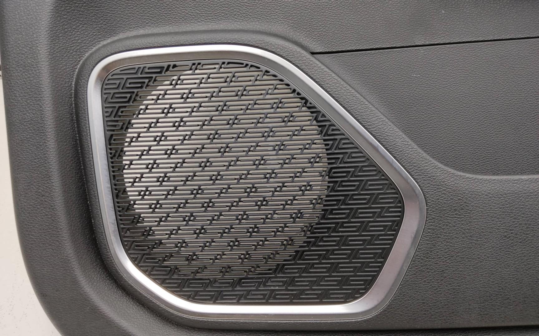 Обшивка двери передней правой