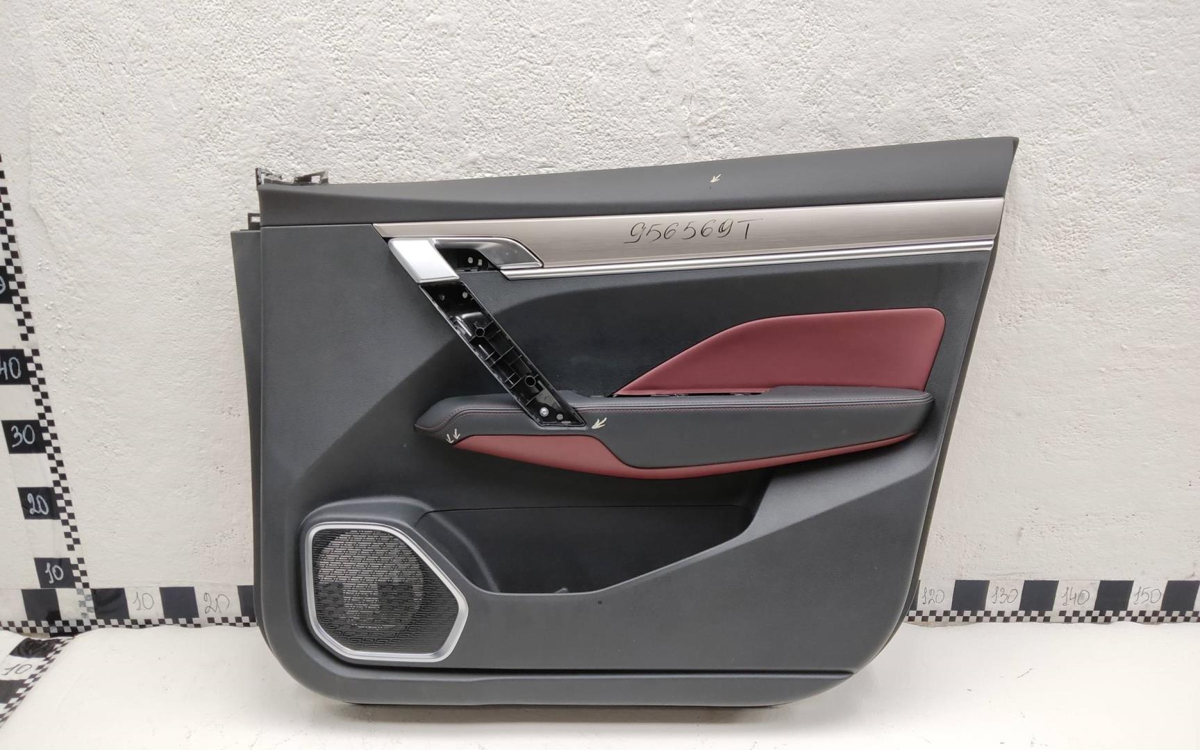 Обшивка двери передней правой