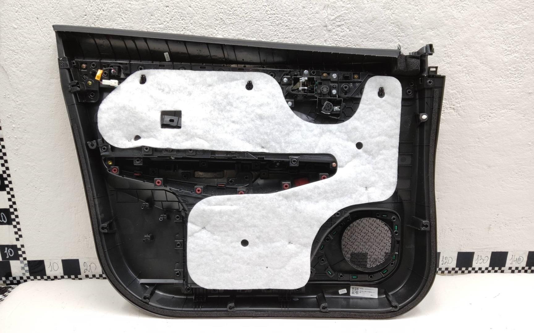 Обшивка двери передней правой