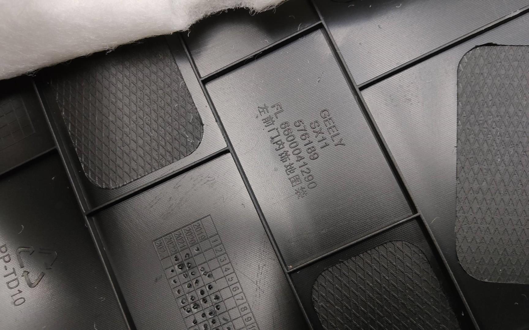 Обшивка двери передней правой