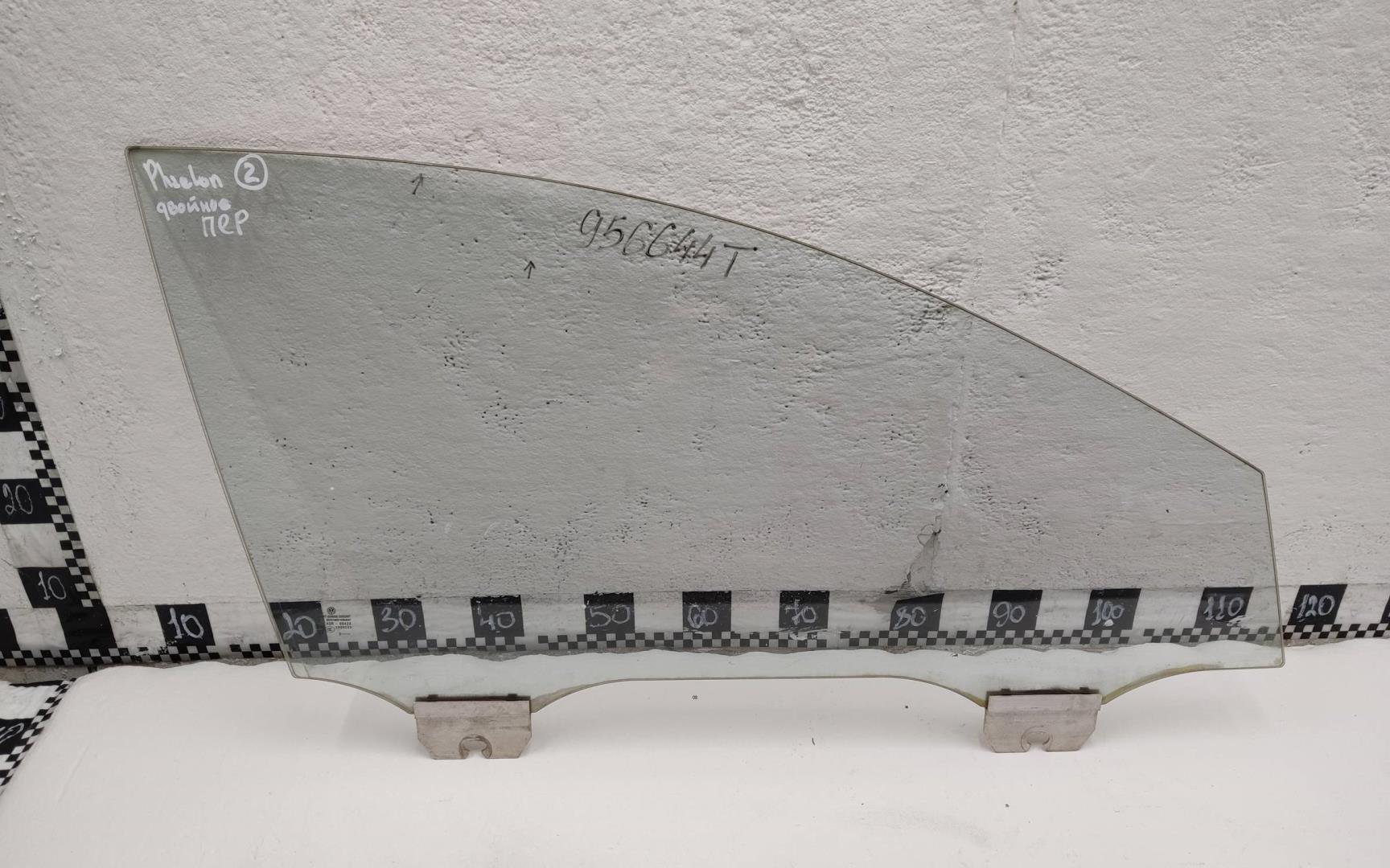 Стекло двери передней правой