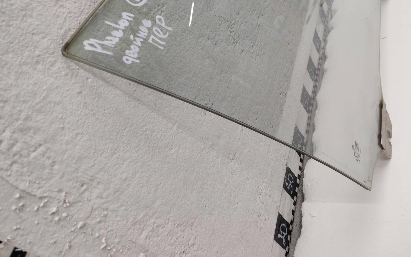 Стекло двери передней правой