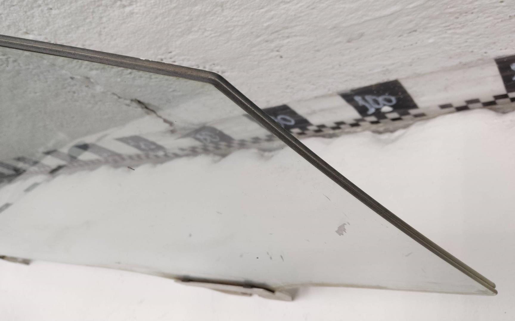 Стекло двери передней правой