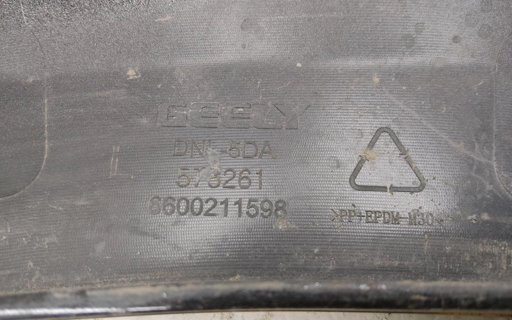 Накладка переднего крыла левого