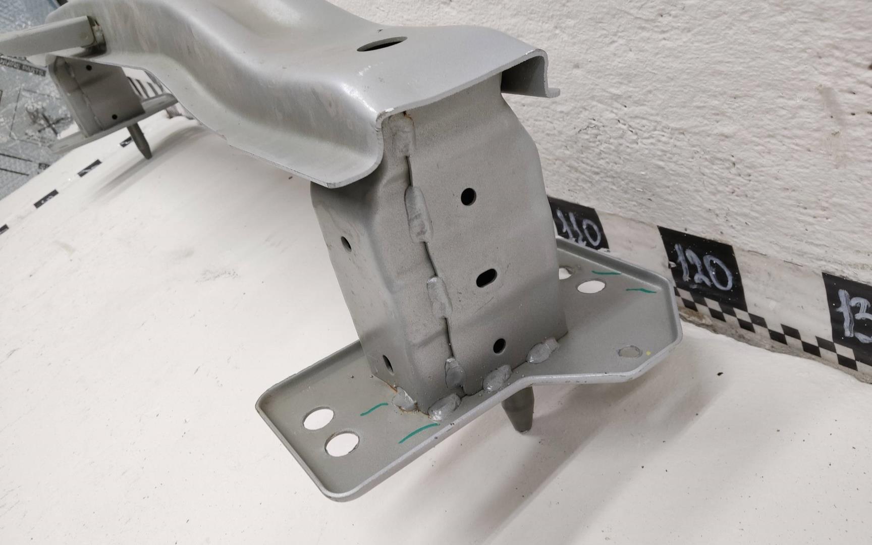 Усилитель переднего бампера