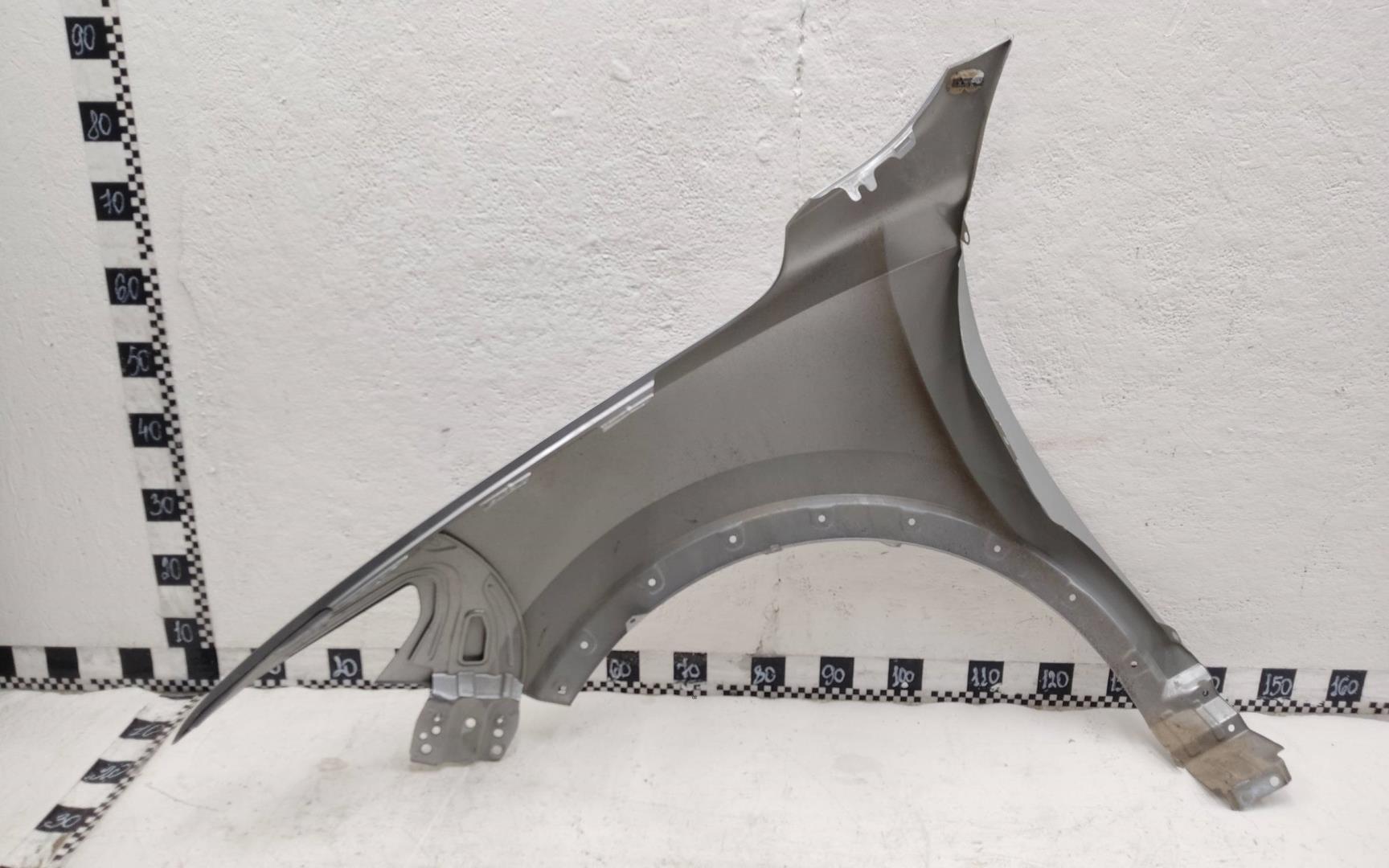 Крыло переднее правое