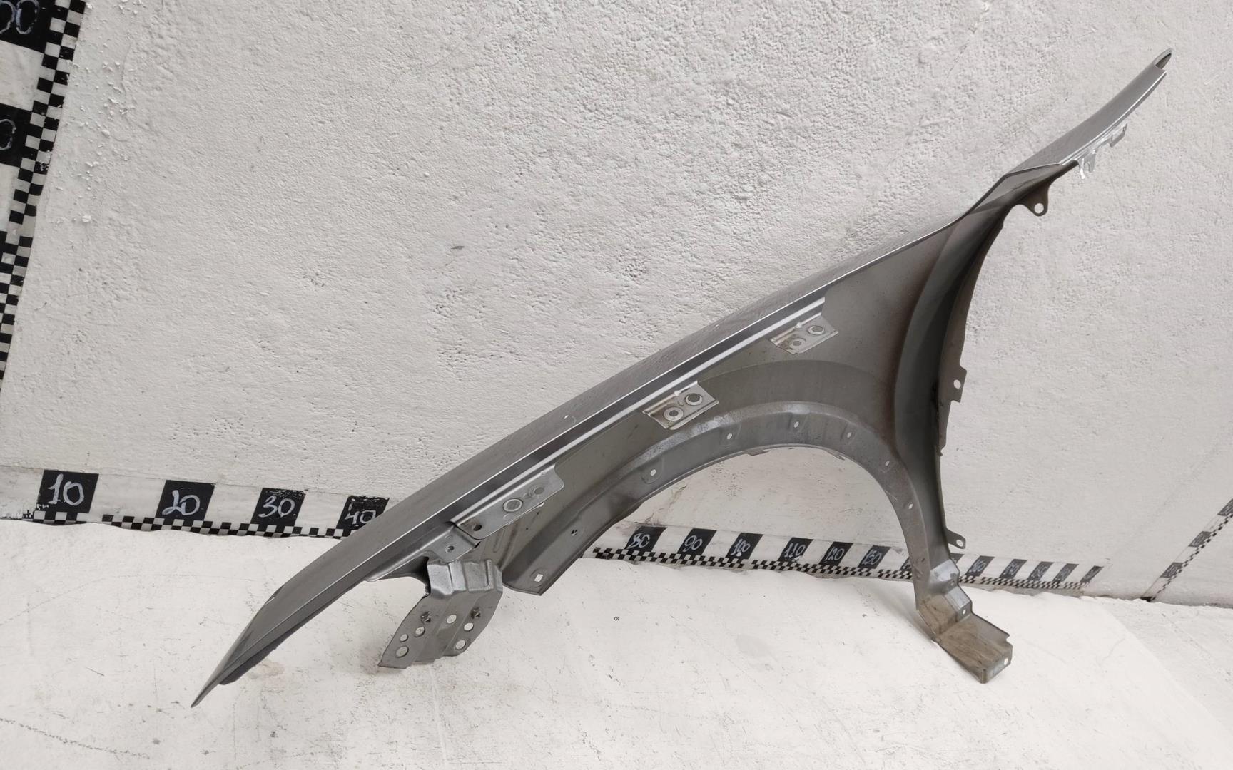 Крыло переднее правое