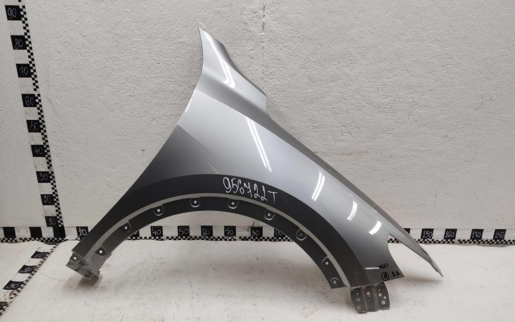 Крыло переднее правое
