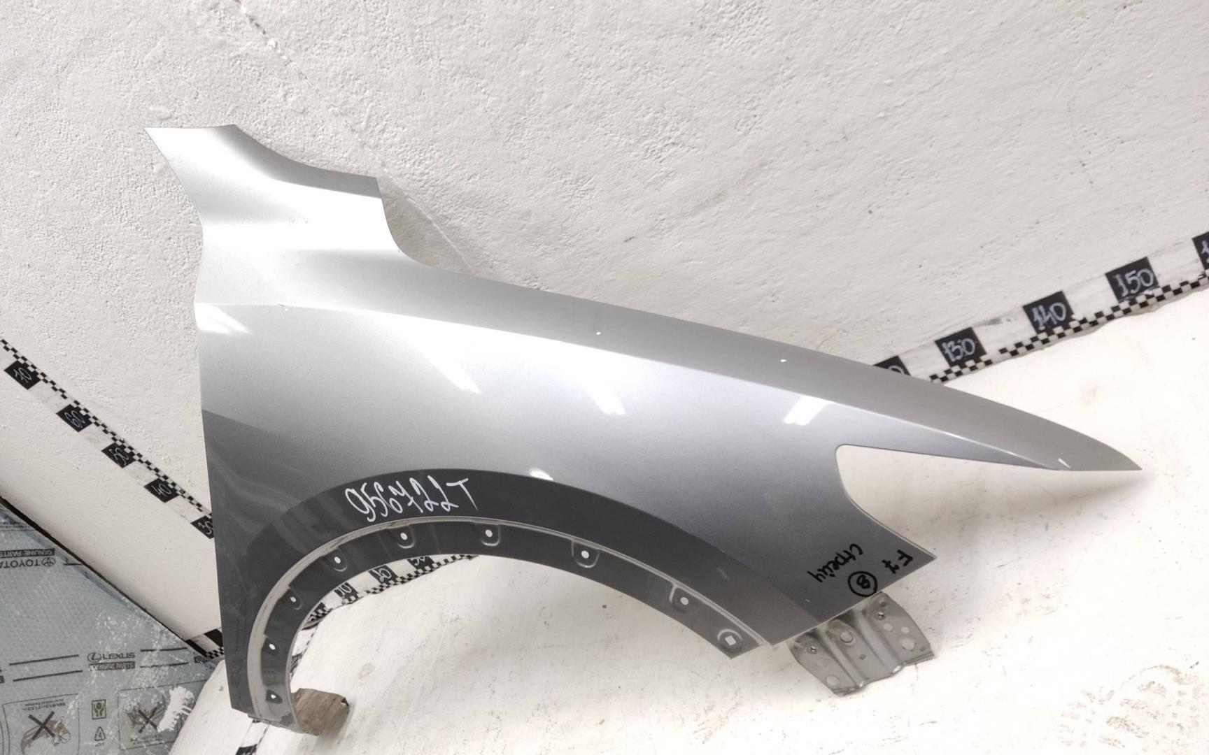 Крыло переднее правое
