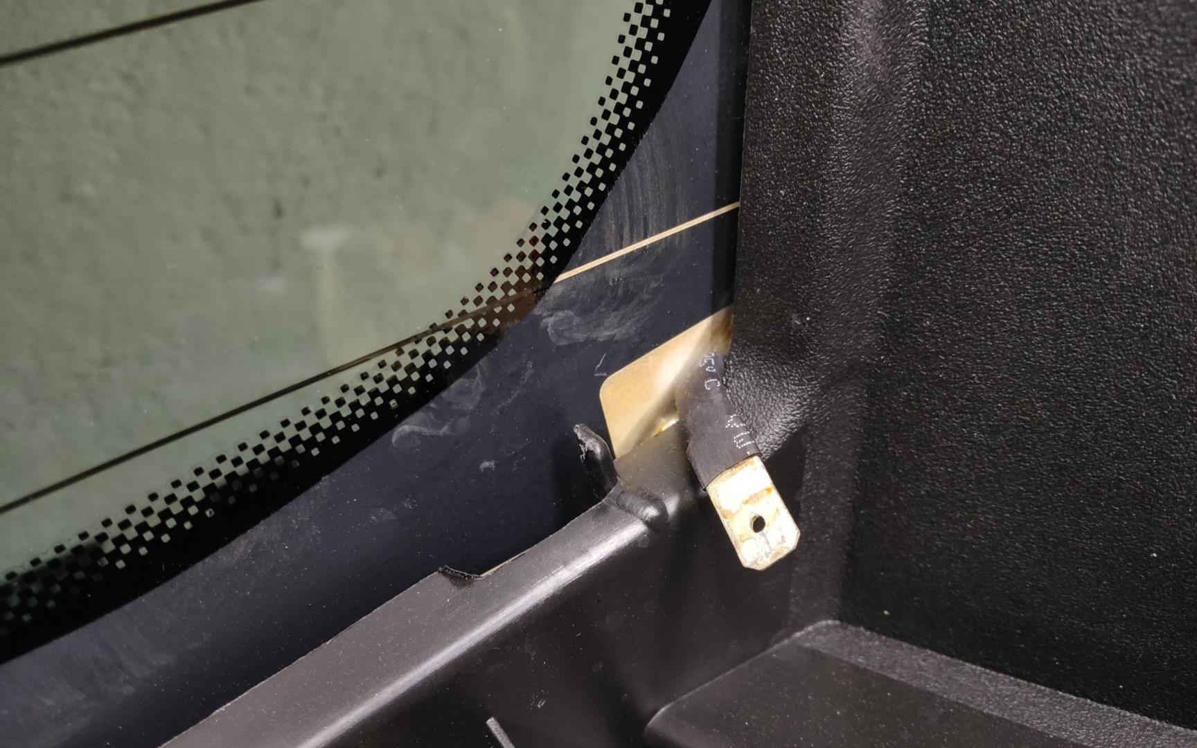 Стекло двери багажника