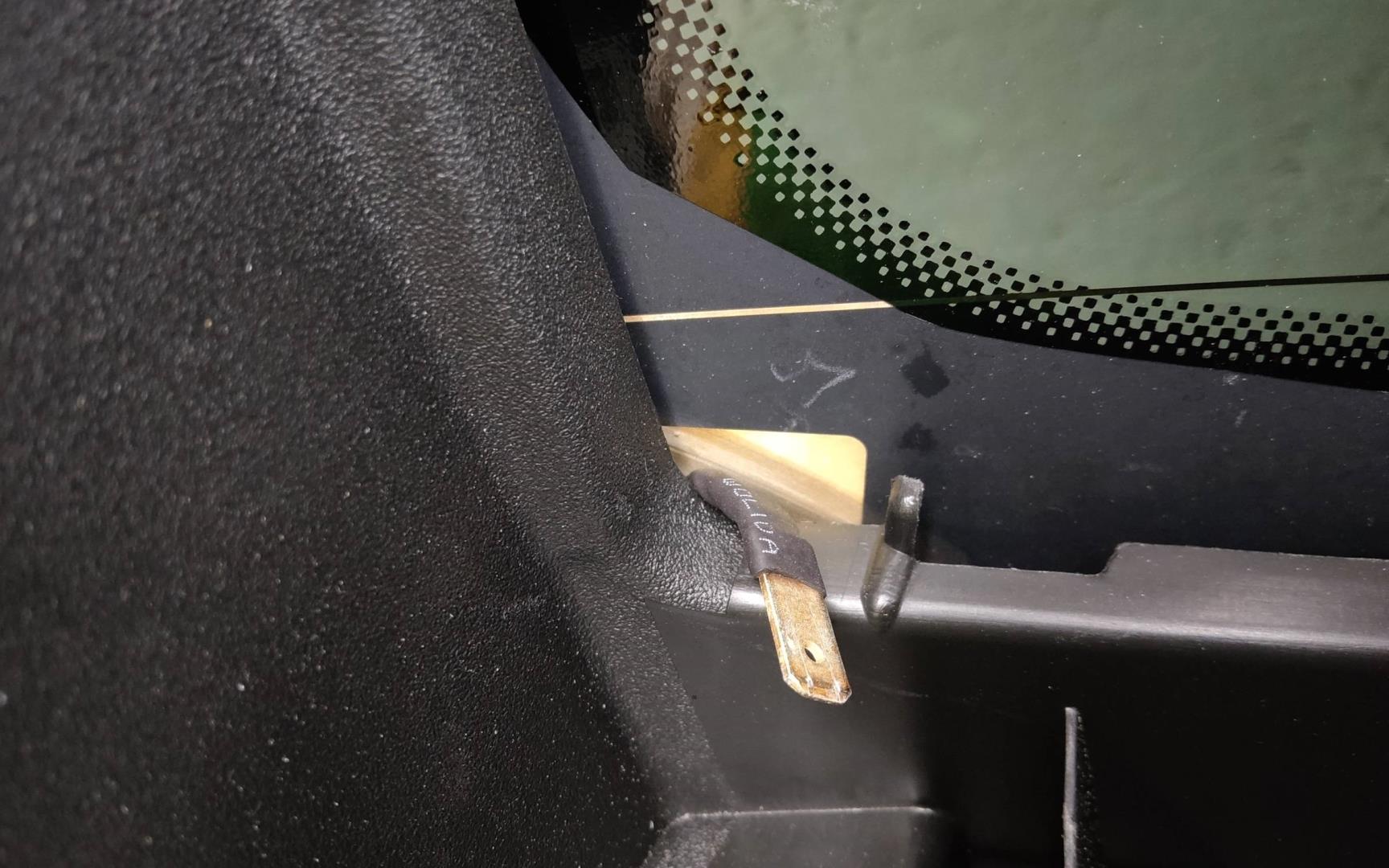 Стекло двери багажника