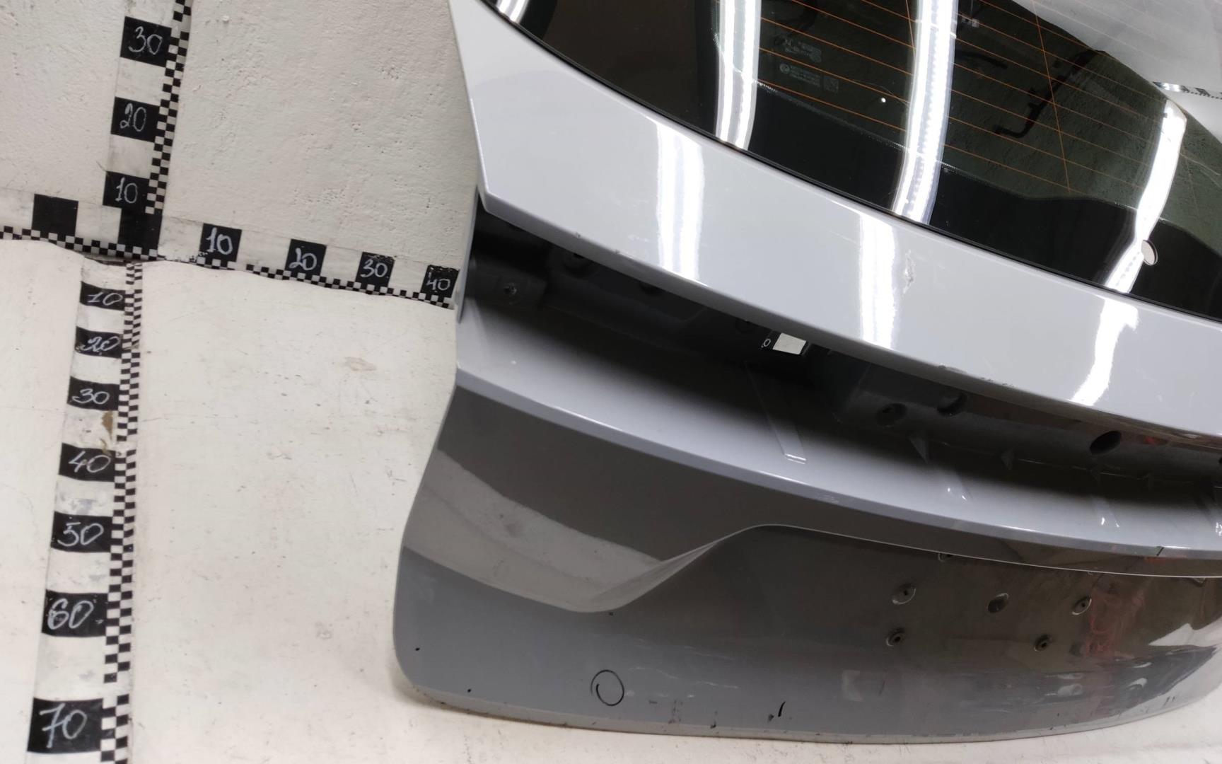 Стекло двери багажника