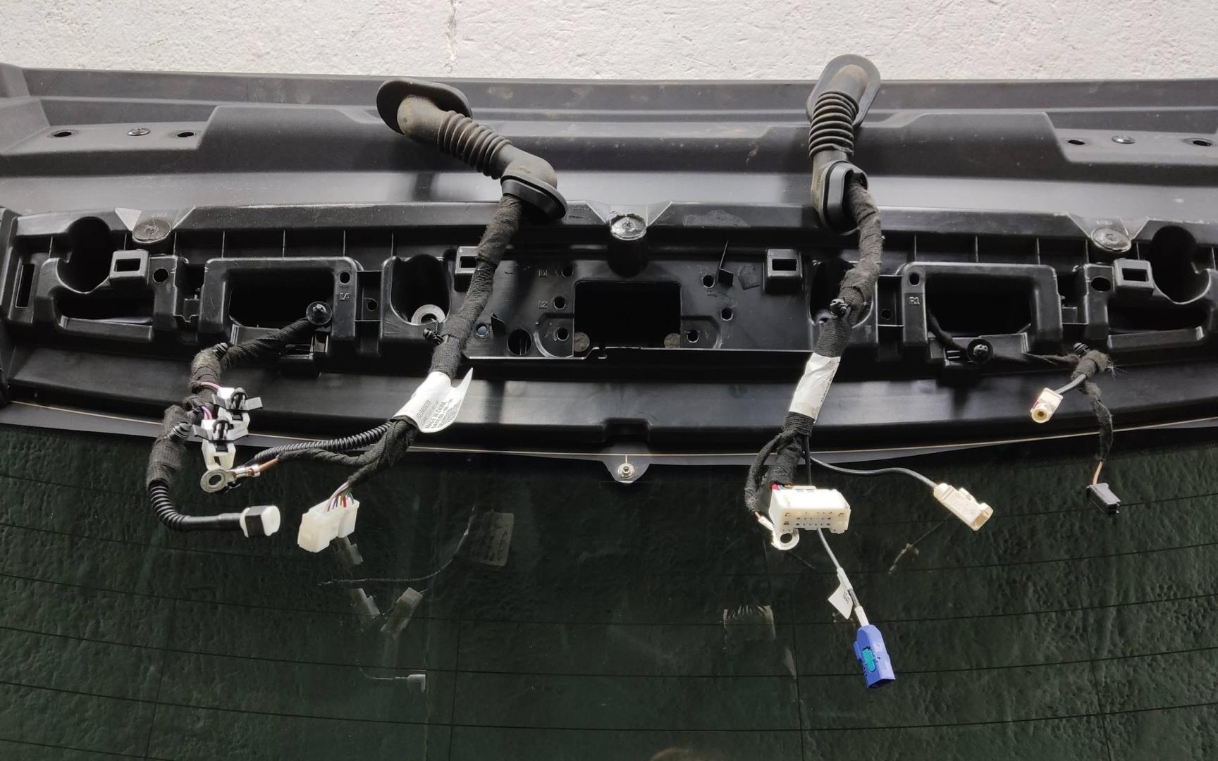 Стекло двери багажника