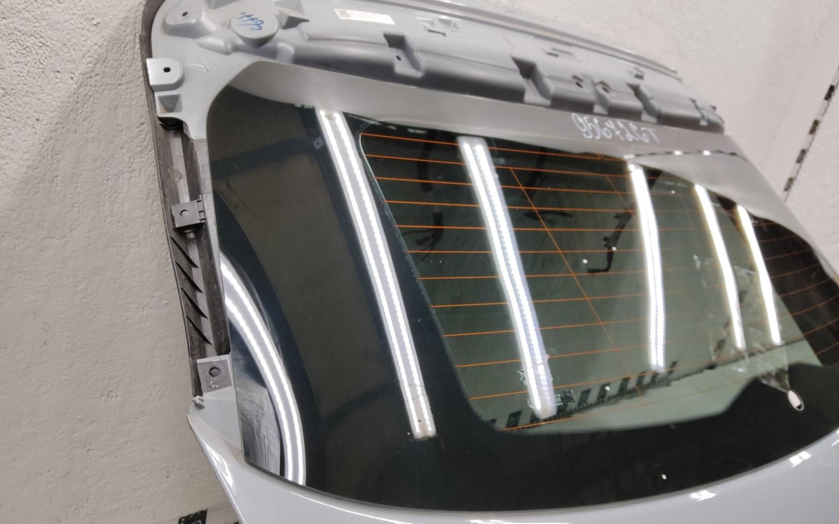 Стекло двери багажника