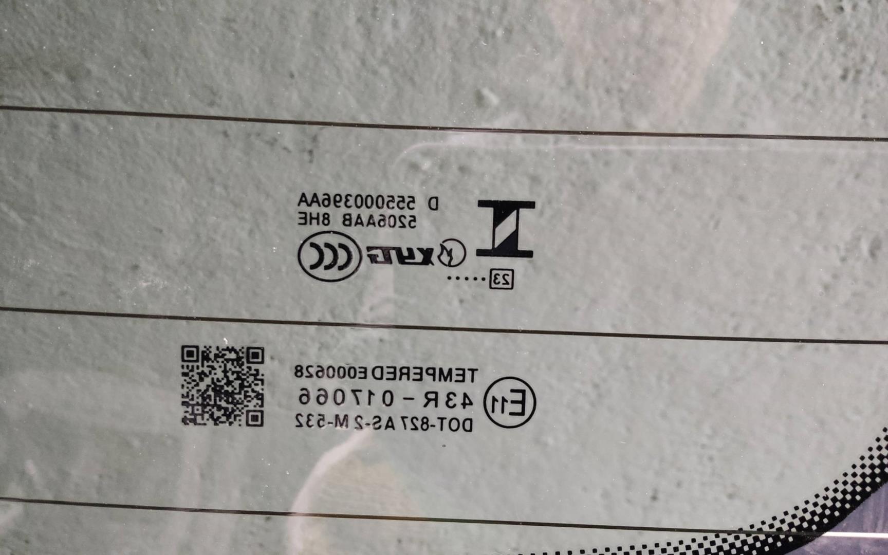 Стекло двери багажника