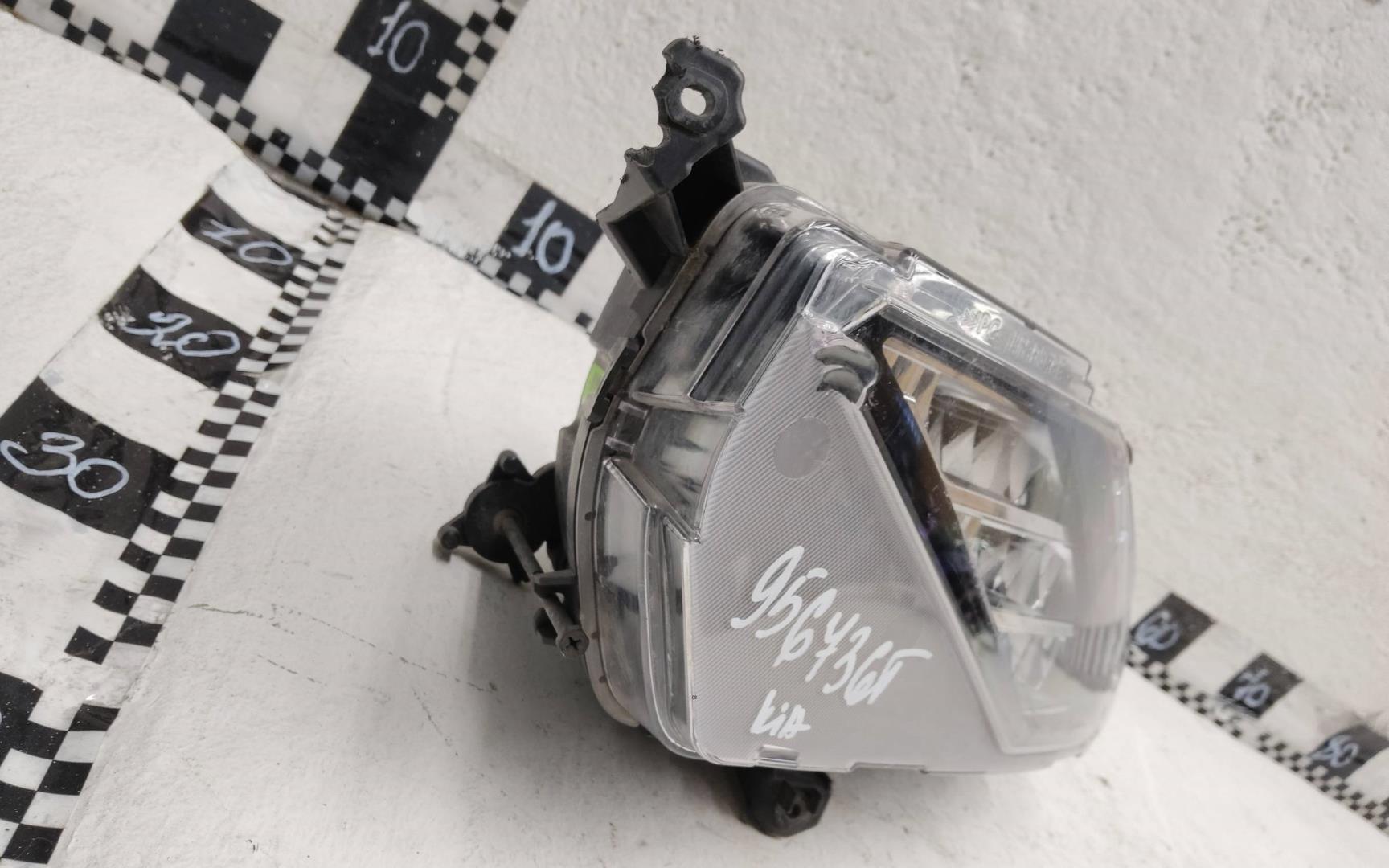 Фара противотуманная левая