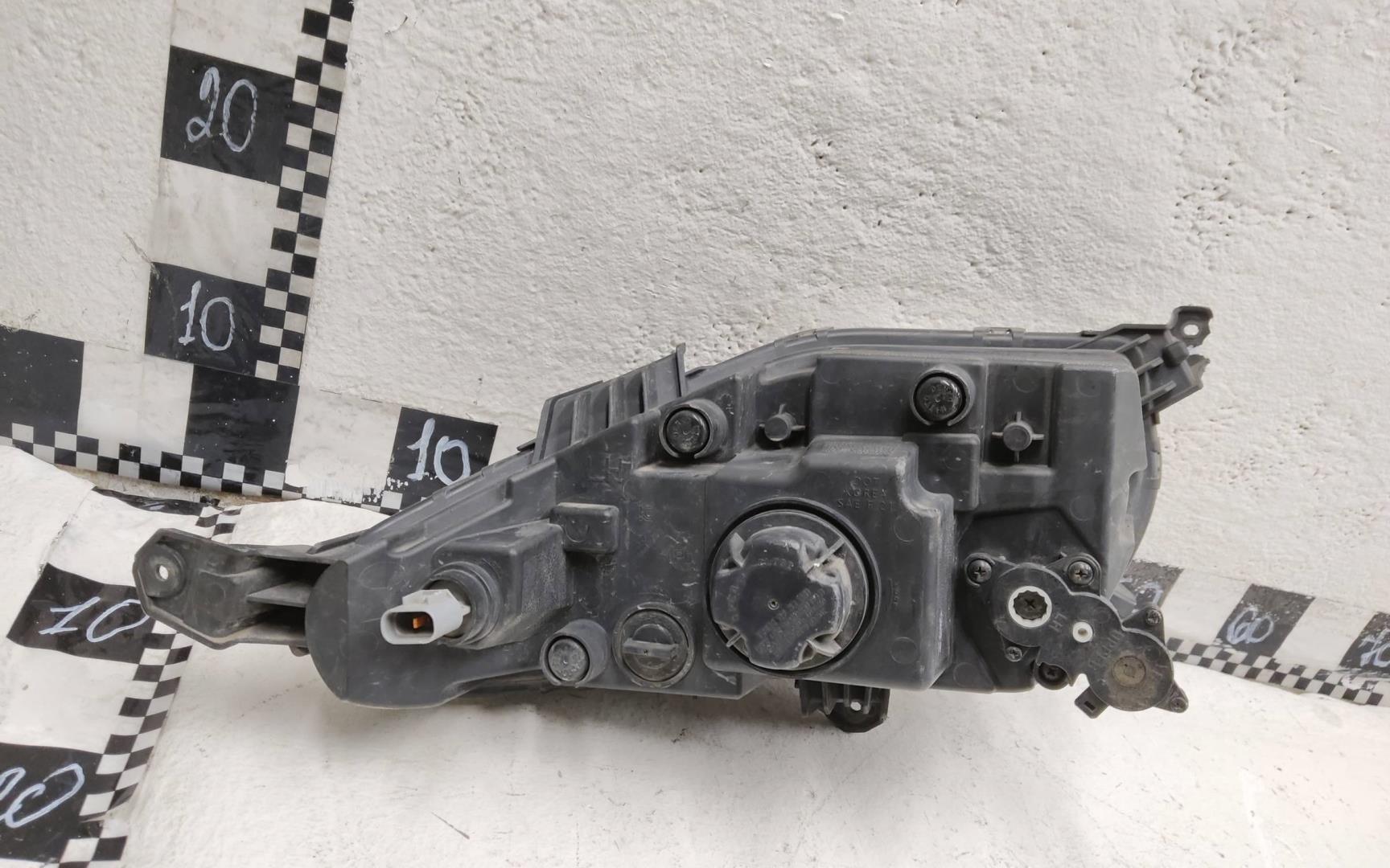 Фара противотуманная левая