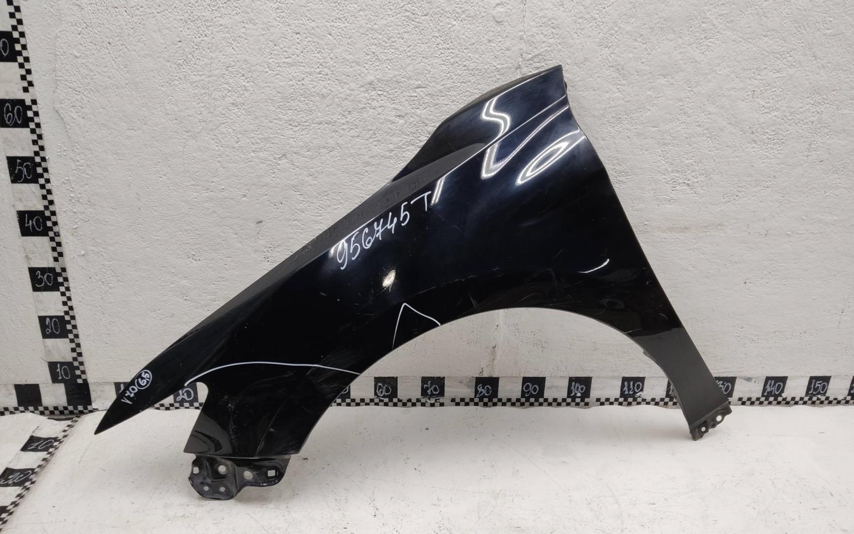 Крыло переднее левое