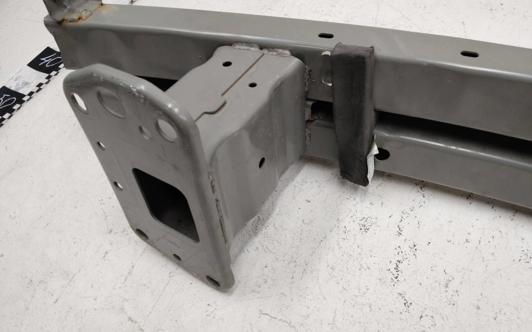 Усилитель переднего бампера