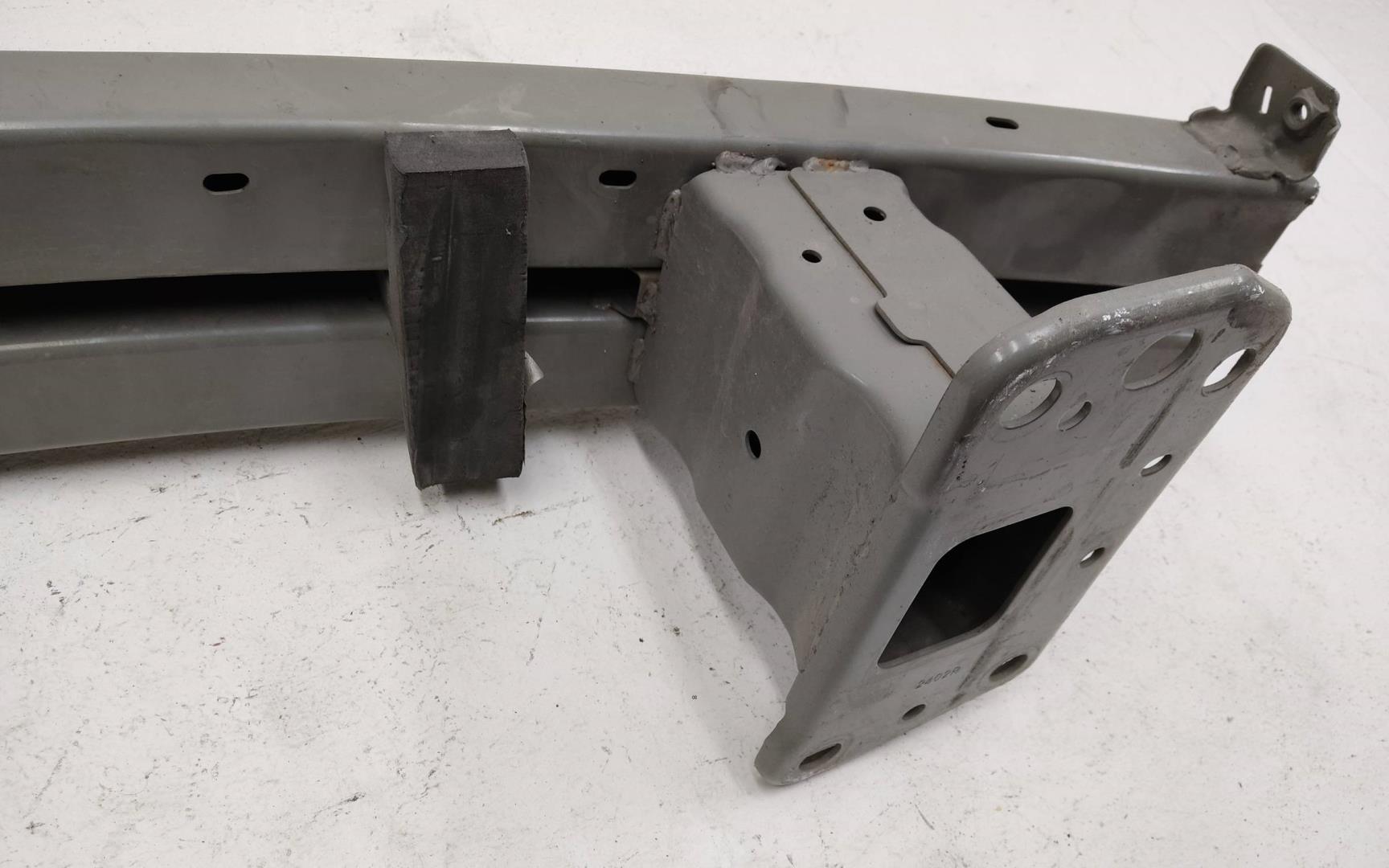 Усилитель переднего бампера